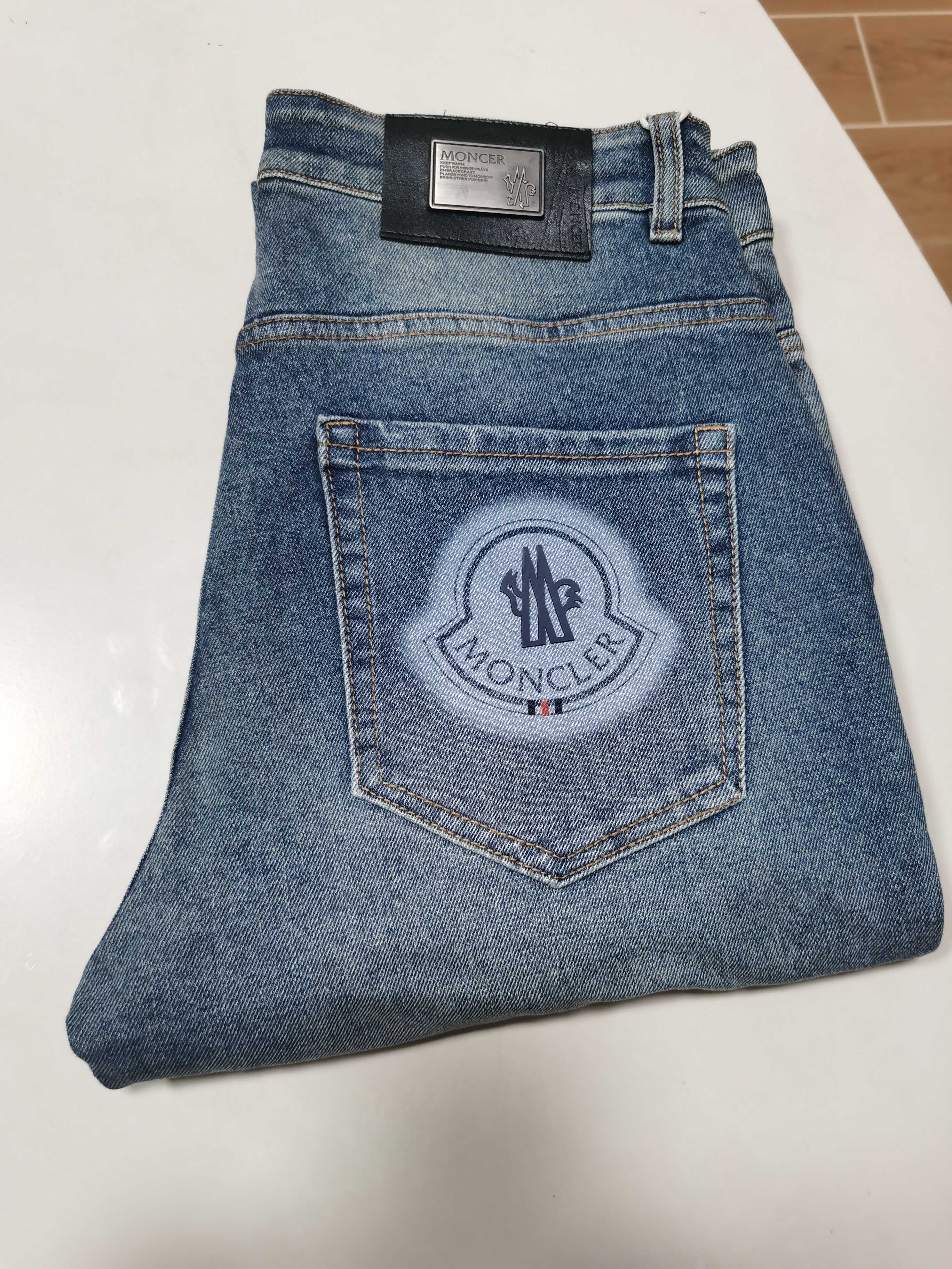 NO:571723,25 new autumn and winter jeans are available!  MONCLER exclusive new jeans, high-end version!  Custom-made fabrics at the counter are highly breathable and comfortable, with impeccable details and brand element design concepts, reflecting high quality. It feels delicate and soft!  It presents a casual cut and the upper body shape is awesome!  Size 29-40,,Moncler,jeans,alexander wang1986090925秋冬新款牛仔裤上新！ MONCLER 蒙口 独家专供新款 牛仔裤,高端版本！专柜定制面料 透气舒适度高,细节无可挑剔,品牌元素设计理念,体现高品质.手感细腻柔软！呈现休闲裁剪,上身版型超赞！ 码数29-40,,Moncler,jeans,alexander wang,Men's clothing