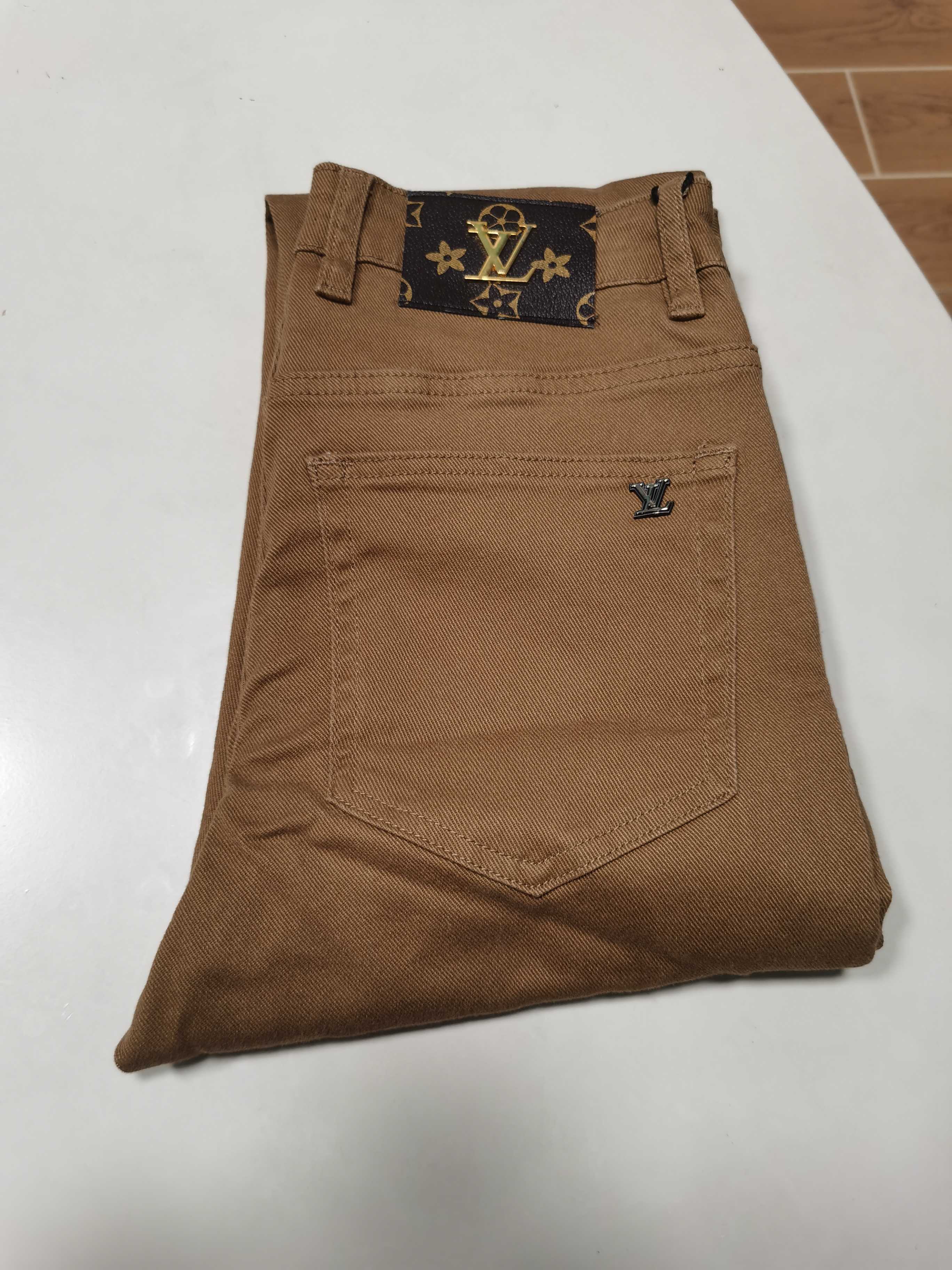 NO:645499,25 new autumn and winter jeans are available!  LV Louis Vuitton exclusively offers new jeans, high-end version!  Custom-made fabrics at the counter are highly breathable and comfortable, with impeccable details and brand element design concepts, reflecting high quality. It feels delicate and soft!  It presents a casual cut and the upper body shape is awesome!  Code number 29-40,,louis vuitton,louis vuitton,jeans,alexander wang1986090925秋冬新款牛仔裤上新！ LV 路易威登 独家专供新款 牛仔裤,高端版本！专柜定制面料 透气舒适度高,细节无可挑剔,品牌元素设计理念,体现高品质.手感细腻柔软！呈现休闲裁剪,上身版型超赞！ 码数29-40,,louis vuitton,louis vuitton,jeans,alexander wang,Men's clothing