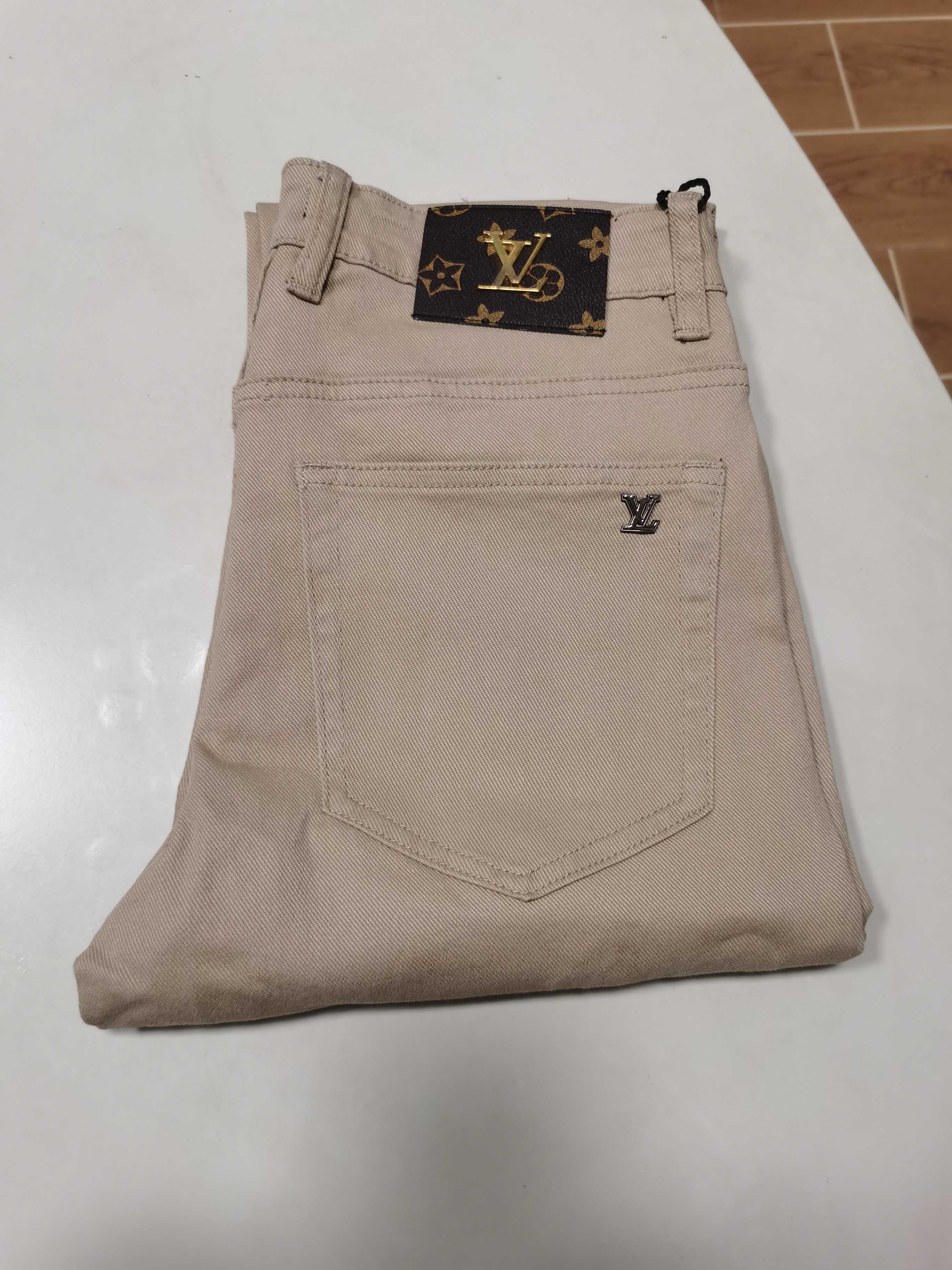 NO:571732,25 new autumn and winter jeans are available!  LV Louis Vuitton exclusively offers new jeans, high-end version!  Custom-made fabrics at the counter are highly breathable and comfortable, with impeccable details and brand element design concepts, reflecting high quality. It feels delicate and soft!  It presents a casual cut and the upper body shape is awesome!  Code number 29-40,,louis vuitton,louis vuitton,jeans,alexander wang1986090925秋冬新款牛仔裤上新！ LV 路易威登 独家专供新款 牛仔裤,高端版本！专柜定制面料 透气舒适度高,细节无可挑剔,品牌元素设计理念,体现高品质.手感细腻柔软！呈现休闲裁剪,上身版型超赞！ 码数29-40,,louis vuitton,louis vuitton,jeans,alexander wang,Men's clothing