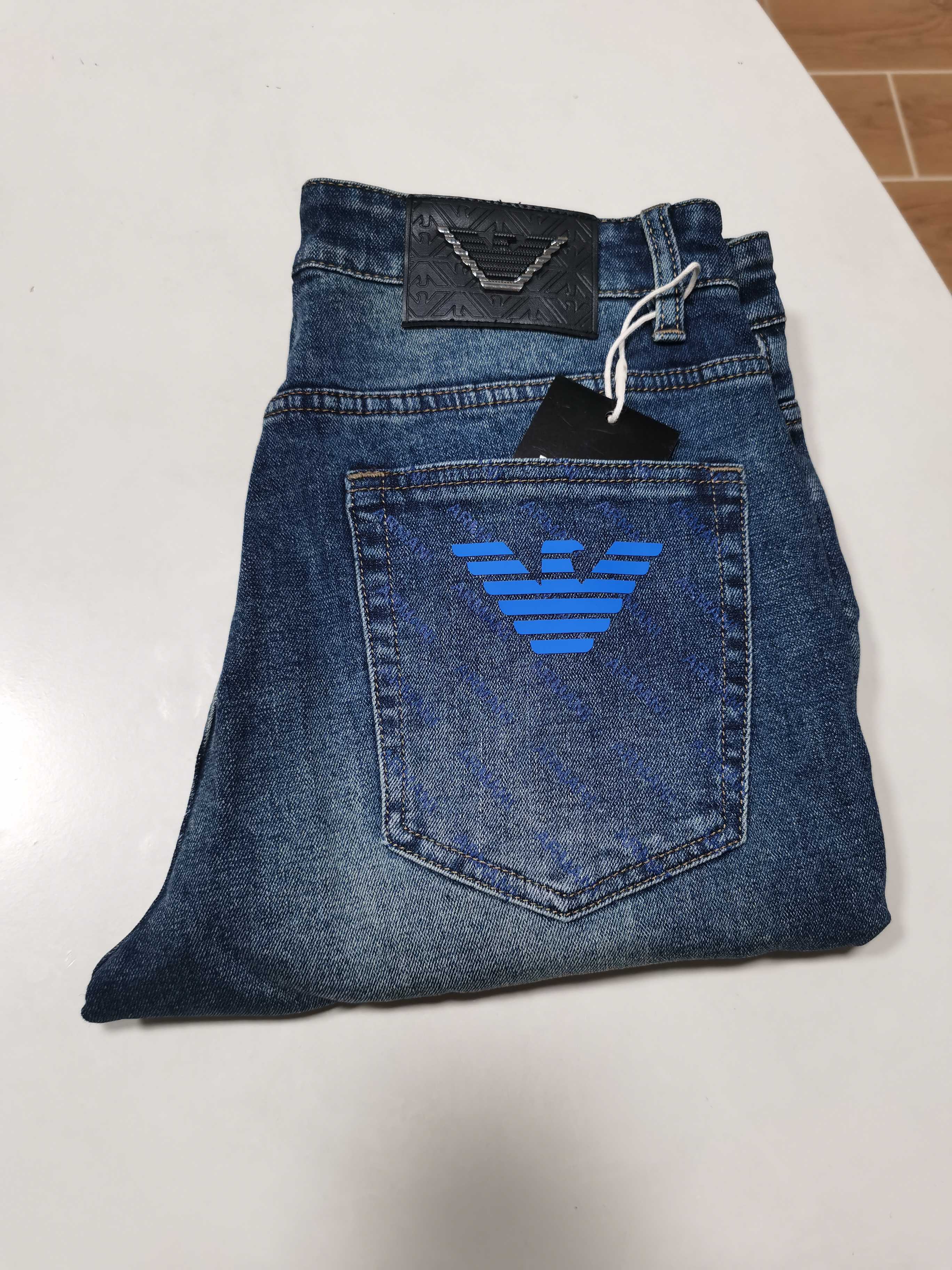 NO:572635,25 new autumn and winter jeans are available!  EA Armani. Exclusively supplies new jeans, high-end version!  Custom-made fabrics at the counter are highly breathable and comfortable, with impeccable details and brand element design concepts, reflecting high quality. It feels delicate and soft!  It presents a casual cut and the upper body shape is awesome!  Code number 29-40,,armani,jeans,alexander wang1986090925秋冬新款牛仔裤上新！ EA阿玛尼.独家专供新款 牛仔裤,高端版本！专柜定制面料 透气舒适度高,细节无可挑剔,品牌元素设计理念,体现高品质.手感细腻柔软！呈现休闲裁剪,上身版型超赞！ 码数29-40,,armani,jeans,alexander wang,Men's clothing