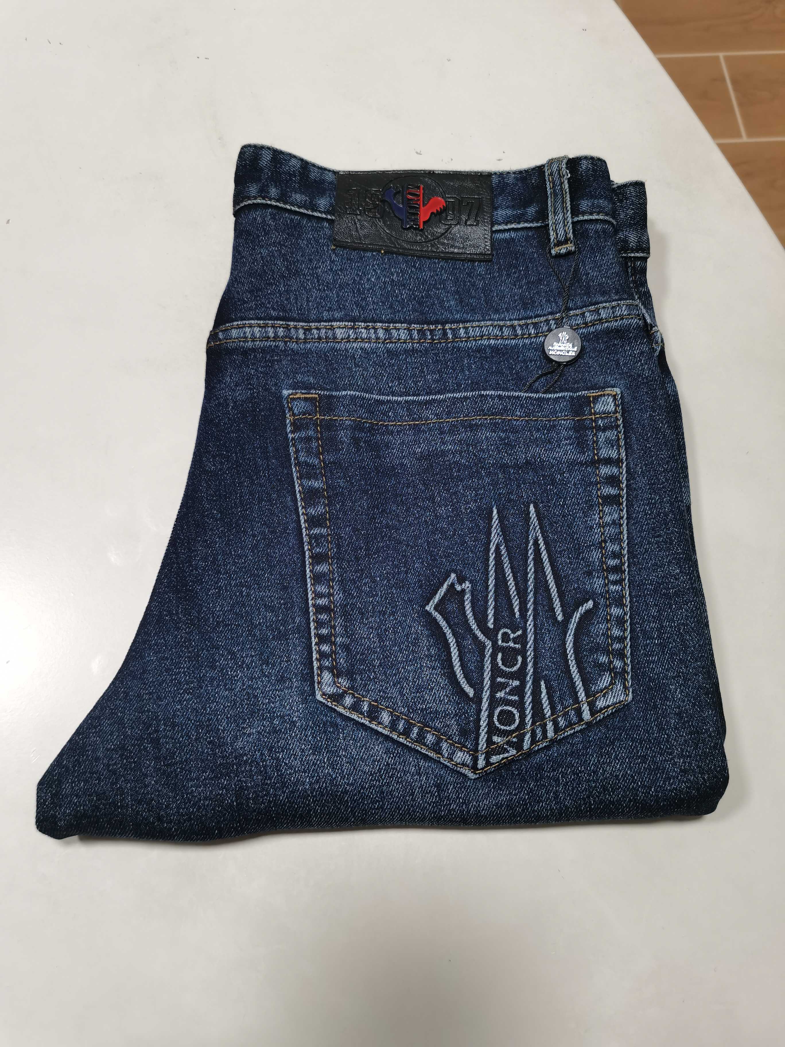 NO:570835,25 new autumn and winter jeans are available!  MONCLER exclusive new jeans, high-end version!  Custom-made fabrics at the counter are highly breathable and comfortable, with impeccable details and brand element design concepts, reflecting high quality. It feels delicate and soft!  It presents a casual cut and the upper body shape is awesome!  Size 29-40,,Moncler,jeans,alexander wang1986090925秋冬新款牛仔裤上新！ MONCLER 蒙口 独家专供新款 牛仔裤,高端版本！专柜定制面料 透气舒适度高,细节无可挑剔,品牌元素设计理念,体现高品质.手感细腻柔软！呈现休闲裁剪,上身版型超赞！ 码数29-40,,Moncler,jeans,alexander wang,Men's clothing