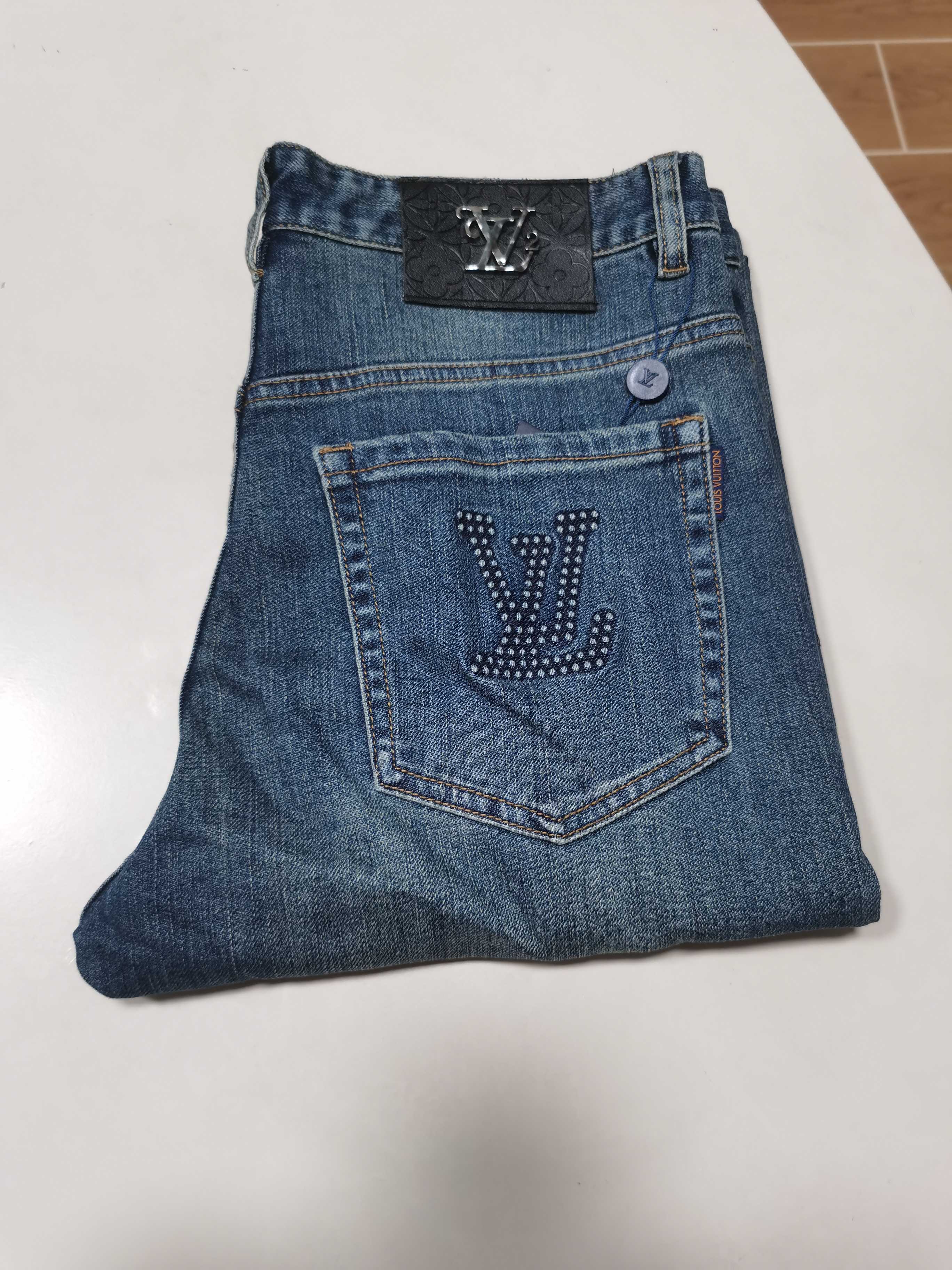 NO:655147,25 new autumn and winter jeans are available!  LV Louis Vuitton exclusively offers new jeans, high-end version!  Custom-made fabrics at the counter are highly breathable and comfortable, with impeccable details and brand element design concepts, reflecting high quality. It feels delicate and soft!  It presents a casual cut and the upper body shape is awesome!  Code number 29-40,,louis vuitton,louis vuitton,jeans,alexander wang1986090925秋冬新款牛仔裤上新！ LV路易威登独家专供新款 牛仔裤,高端版本！专柜定制面料 透气舒适度高,细节无可挑剔,品牌元素设计理念,体现高品质.手感细腻柔软！呈现休闲裁剪,上身版型超赞！ 码数29-40,,louis vuitton,louis vuitton,jeans,alexander wang,Men's clothing