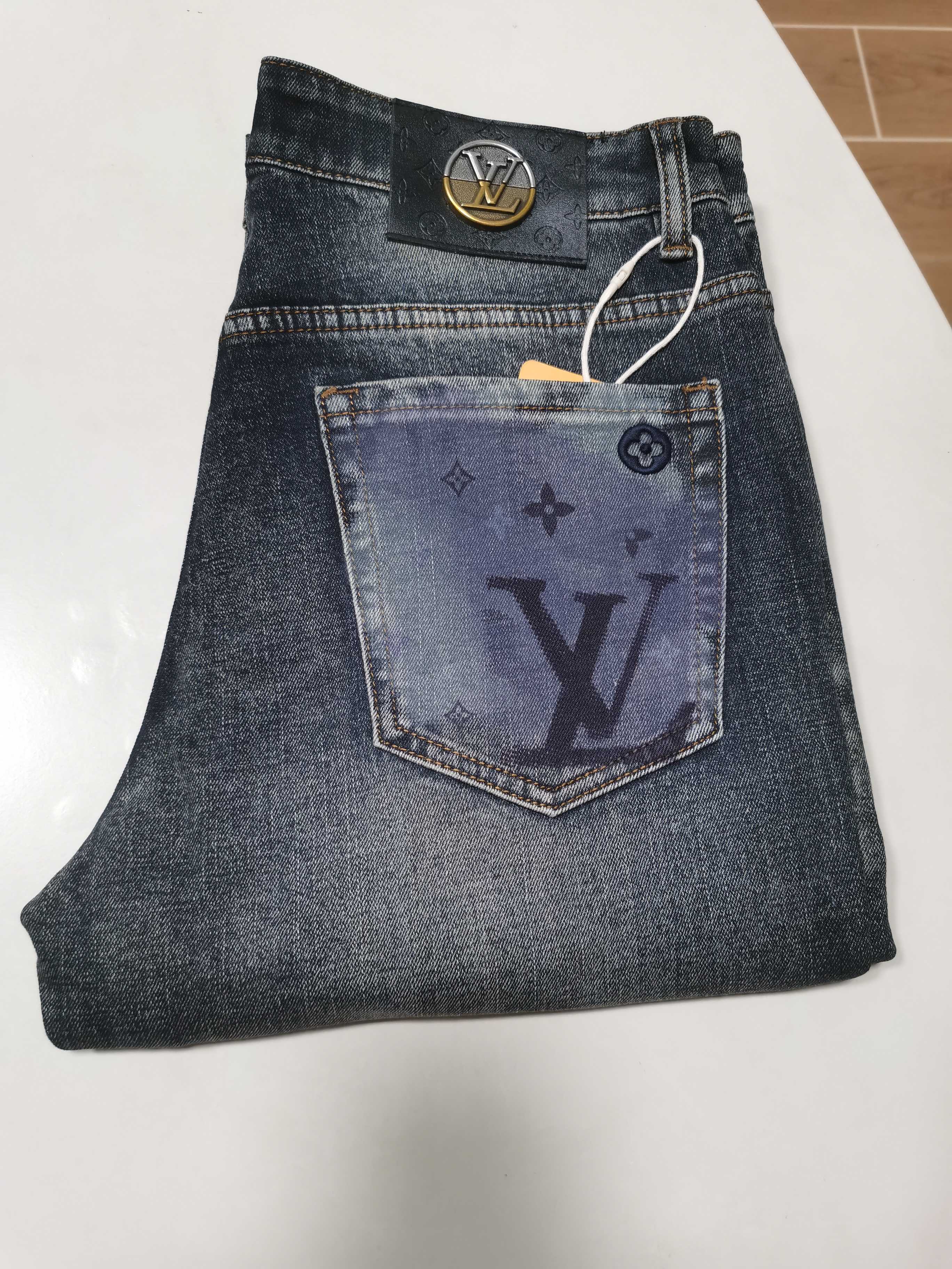 NO:655152,25 new autumn and winter jeans are available!  LV Louis Vuitton exclusively offers new jeans, high-end version!  Custom-made fabrics at the counter are highly breathable and comfortable, with impeccable details and brand element design concepts, reflecting high quality. It feels delicate and soft!  It presents a casual cut and the upper body shape is awesome!  Code number 29-40,,louis vuitton,louis vuitton,jeans,alexander wang1986090925秋冬新款牛仔裤上新！ LV 路易威登 独家专供新款 牛仔裤,高端版本！专柜定制面料 透气舒适度高,细节无可挑剔,品牌元素设计理念,体现高品质.手感细腻柔软！呈现休闲裁剪,上身版型超赞！ 码数29-40,,louis vuitton,louis vuitton,jeans,alexander wang,Men's clothing