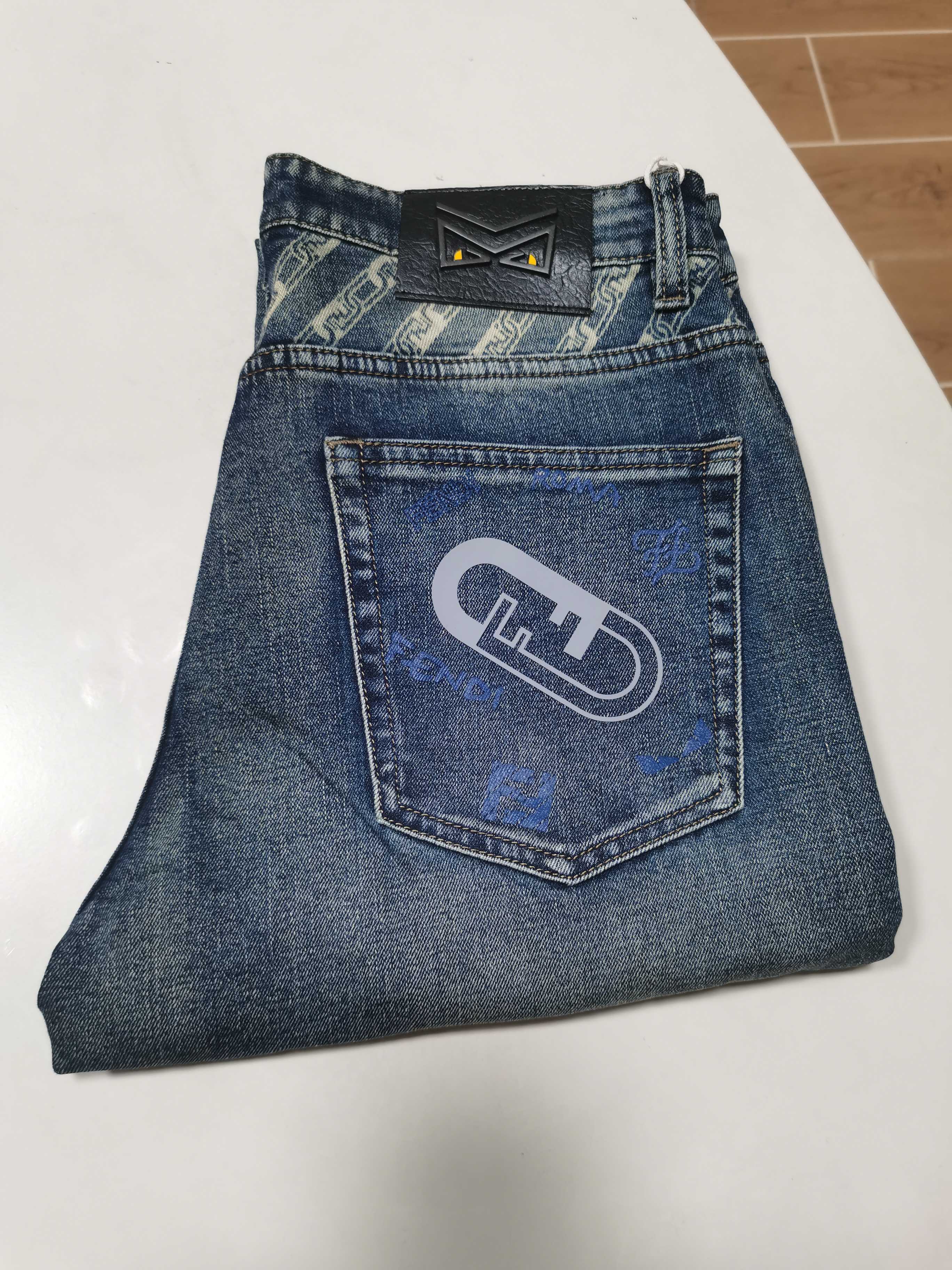 NO:572630,25 new autumn and winter jeans are available!  FENDI Fendi exclusively provides new jeans, high-end version!  Custom-made fabrics at the counter are highly breathable and comfortable, with impeccable details and brand element design concepts, reflecting high quality. It feels delicate and soft!  It presents a casual cut and the upper body shape is awesome!  Code number 29-40,,fendi,fendi,jeans,alexander wang1986090925秋冬新款牛仔裤上新！ FENDI芬迪 独家专供新款 牛仔裤,高端版本！专柜定制面料 透气舒适度高,细节无可挑剔,品牌元素设计理念,体现高品质.手感细腻柔软！呈现休闲裁剪,上身版型超赞！ 码数29-40,,fendi,fendi,jeans,alexander wang,Men's clothing