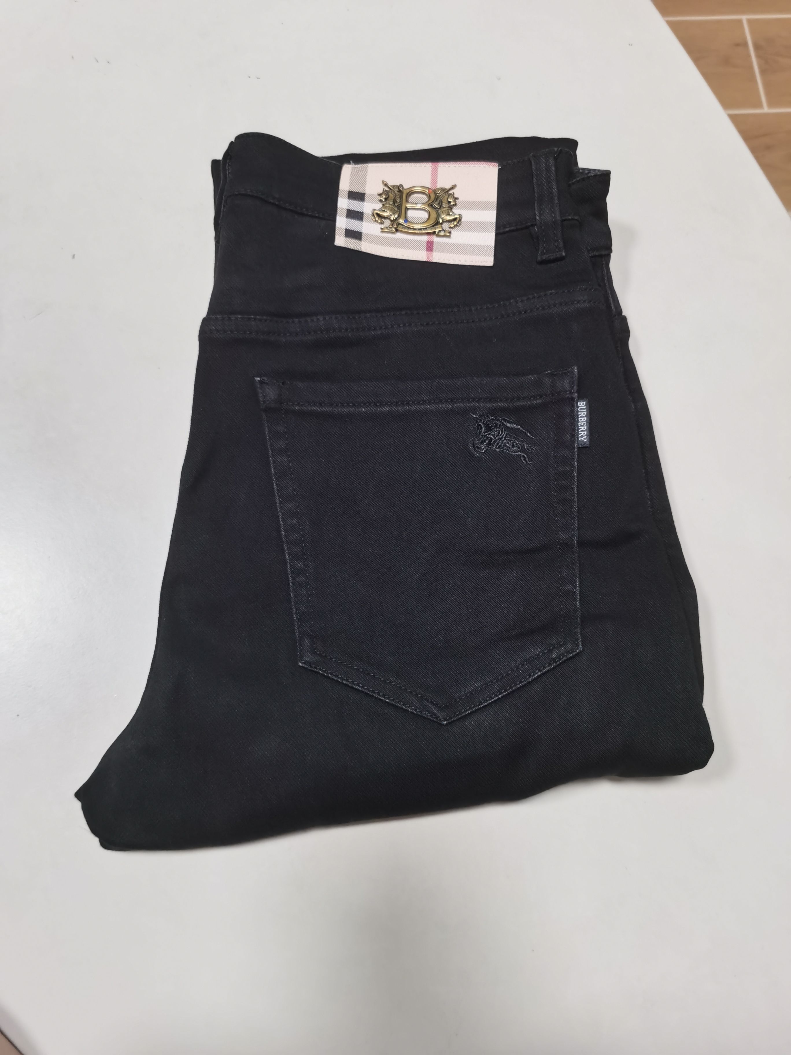 NO:572633,25 new autumn and winter jeans are available!  BURBERRY exclusive new jeans, high-end version!  Custom-made fabrics at the counter are highly breathable and comfortable, with impeccable details and brand element design concepts, reflecting high quality. It feels delicate and soft!  It presents a casual cut and the upper body shape is awesome!  Code number 29-40,,burberry,burberry,jeans,alexander wang1986090925秋冬新款牛仔裤上新！ BURBERRY 巴宝莉 独家专供新款 牛仔裤,高端版本！专柜定制面料 透气舒适度高,细节无可挑剔,品牌元素设计理念,体现高品质.手感细腻柔软！呈现休闲裁剪,上身版型超赞！ 码数29-40,,burberry,burberry,jeans,alexander wang,Men's clothing