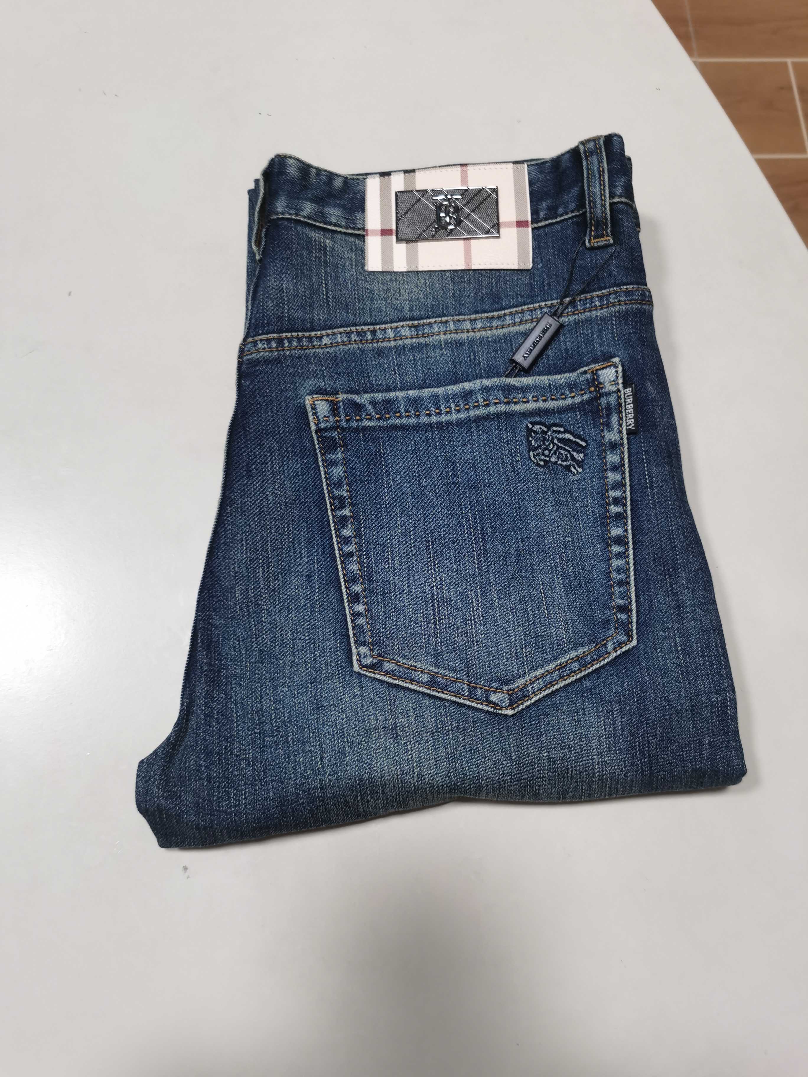 NO:571729,25 new autumn and winter jeans are available!  BURBERRY exclusive new jeans, high-end version!  Custom-made fabrics at the counter are highly breathable and comfortable, with impeccable details and brand element design concepts, reflecting high quality. It feels delicate and soft!  It presents a casual cut and the upper body shape is awesome!  Code number 29-40,,burberry,burberry,jeans,alexander wang1986090925秋冬新款牛仔裤上新！ BURBERRY 巴宝莉 独家专供新款 牛仔裤,高端版本！专柜定制面料 透气舒适度高,细节无可挑剔,品牌元素设计理念,体现高品质.手感细腻柔软！呈现休闲裁剪,上身版型超赞！ 码数29-40,,burberry,burberry,jeans,alexander wang,Men's clothing