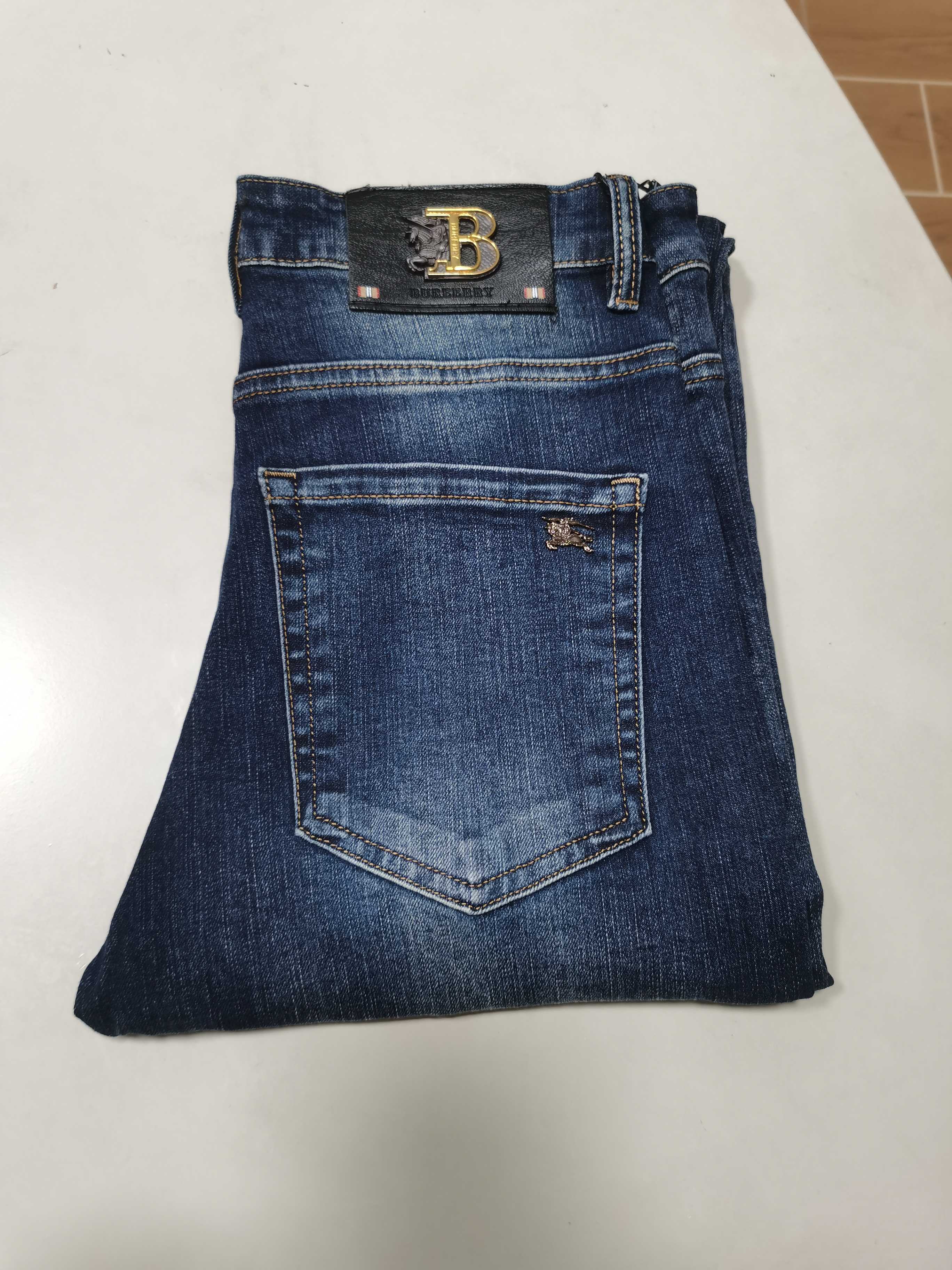 NO:645502,25 new autumn and winter jeans are available!  BURBERRY exclusive new jeans, high-end version!  Custom-made fabrics at the counter are highly breathable and comfortable, with impeccable details and brand element design concepts, reflecting high quality. It feels delicate and soft!  It presents a casual cut and the upper body shape is awesome!  Code number 29-40,,burberry,burberry,jeans,alexander wang1986090925秋冬新款牛仔裤上新！ BURBERRY 巴宝莉 独家专供新款 牛仔裤,高端版本！专柜定制面料 透气舒适度高,细节无可挑剔,品牌元素设计理念,体现高品质.手感细腻柔软！呈现休闲裁剪,上身版型超赞！ 码数29-40,,burberry,burberry,jeans,alexander wang,Men's clothing