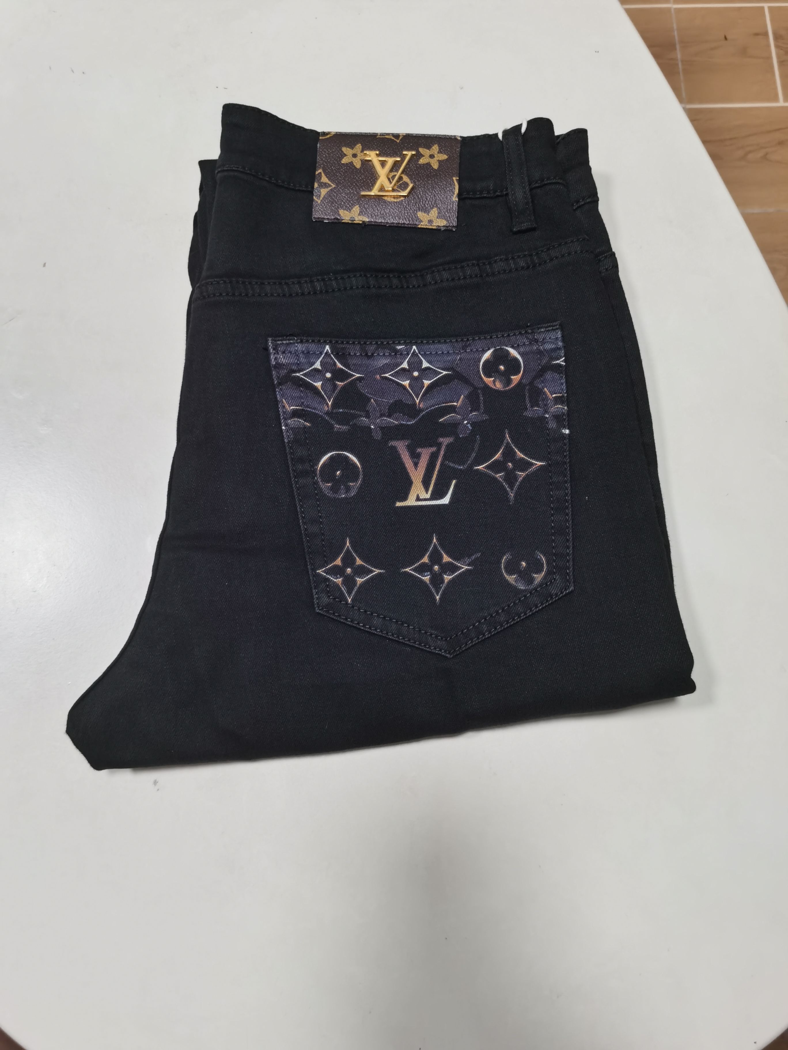 NO:645483,25 new autumn and winter jeans are available!  LV Louis Vuitton exclusively offers new jeans, high-end version!  Custom-made fabrics at the counter are highly breathable and comfortable, with impeccable details and brand element design concepts, reflecting high quality. It feels delicate and soft!  It presents a casual cut and the upper body shape is awesome!  Code number 29-40,,louis vuitton,louis vuitton,jeans,alexander wang1986090925秋冬新款牛仔裤上新！ LV 路易威登 独家专供新款 牛仔裤,高端版本！专柜定制面料 透气舒适度高,细节无可挑剔,品牌元素设计理念,体现高品质.手感细腻柔软！呈现休闲裁剪,上身版型超赞！ 码数29-40,,louis vuitton,louis vuitton,jeans,alexander wang,Men's clothing