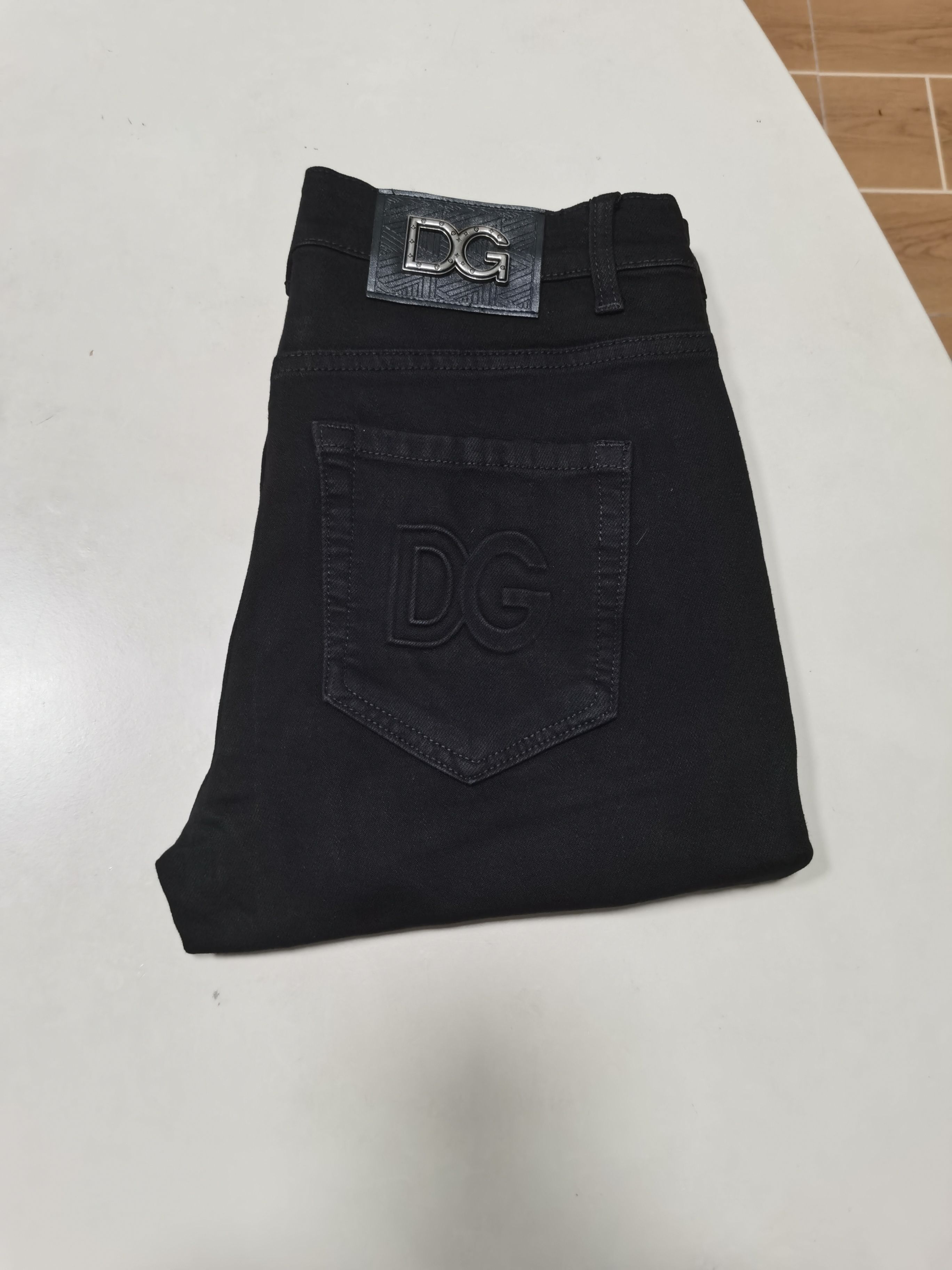 NO:645488,25 new autumn and winter jeans are available!  DG exclusively supplies new jeans, high-end versions!  Custom-made fabrics at the counter are highly breathable and comfortable, with impeccable details and brand element design concepts, reflecting high quality. It feels delicate and soft!  It presents a casual cut and the upper body shape is awesome!  Code number 29-40,,jeans,alexander wang1986090925秋冬新款牛仔裤上新！ DG 独家专供新款 牛仔裤,高端版本！专柜定制面料 透气舒适度高,细节无可挑剔,品牌元素设计理念,体现高品质.手感细腻柔软！呈现休闲裁剪,上身版型超赞！ 码数29-40,,jeans,alexander wang,Men's clothing