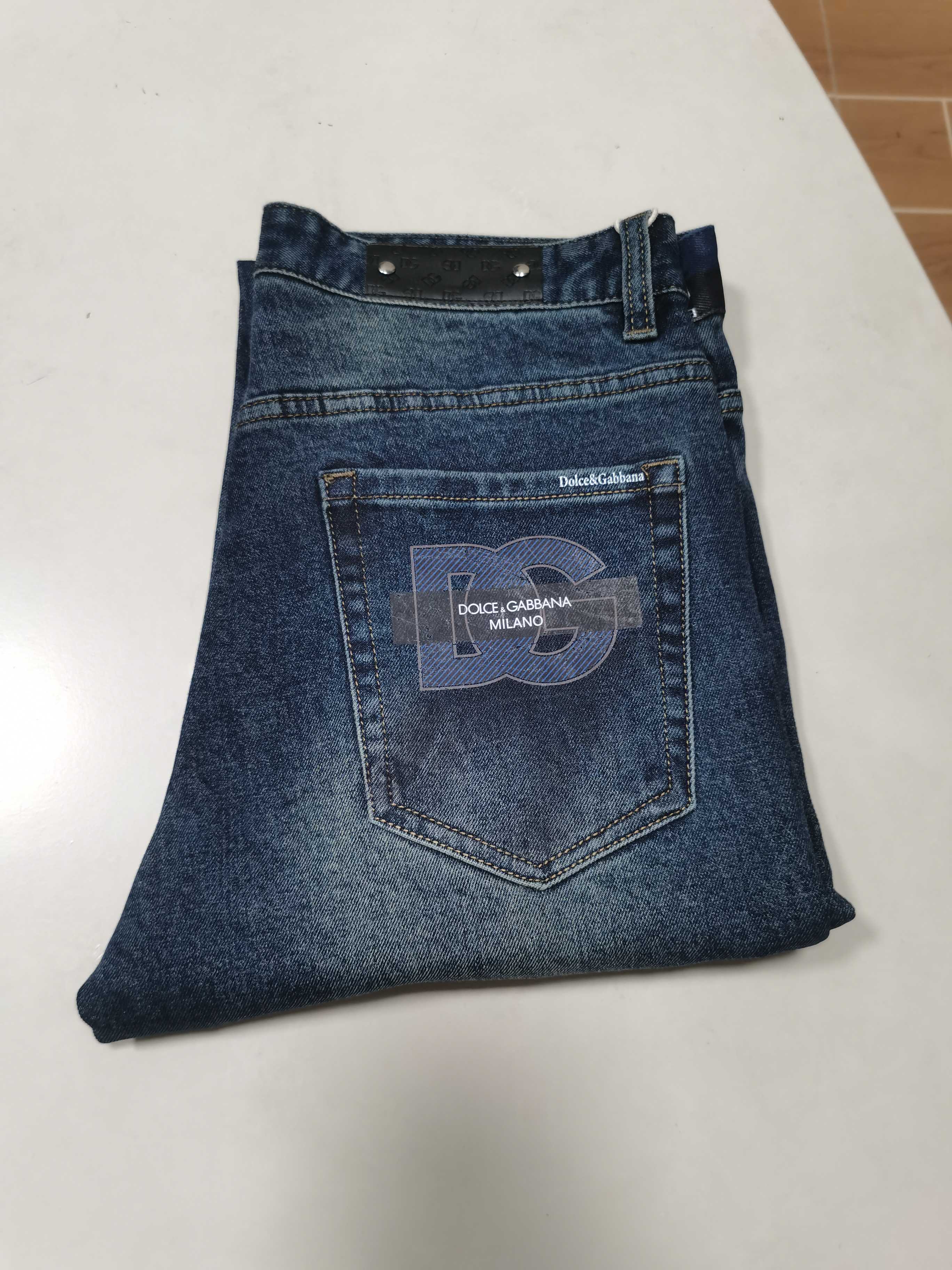 NO:645481,25 new autumn and winter jeans are available!  DG exclusively supplies new jeans, high-end versions!  Custom-made fabrics at the counter are highly breathable and comfortable, with impeccable details and brand element design concepts, reflecting high quality. It feels delicate and soft!  It presents a casual cut and the upper body shape is awesome!  Code number 29-40,,jeans,alexander wang1986090925秋冬新款牛仔裤上新！ DG 独家专供新款 牛仔裤,高端版本！专柜定制面料 透气舒适度高,细节无可挑剔,品牌元素设计理念,体现高品质.手感细腻柔软！呈现休闲裁剪,上身版型超赞！ 码数29-40,,jeans,alexander wang,Men's clothing