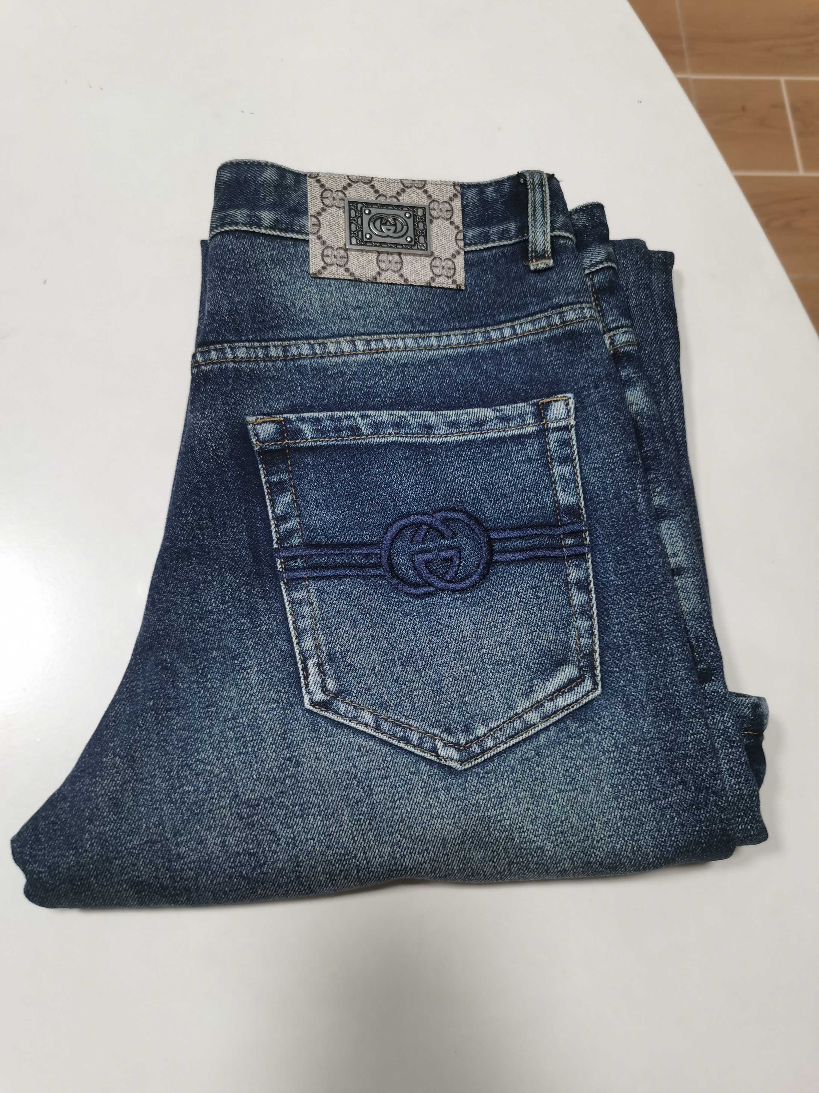 NO:572628,25 new autumn and winter jeans are available!  GUCCI Gucci exclusively offers new jeans, high-end version!  Custom-made fabrics at the counter are highly breathable and comfortable, with impeccable details and brand element design concepts, reflecting high quality. It feels delicate and soft!  It presents a casual cut and the upper body shape is awesome!  Size 29-40,,gucci,gucci,jeans,alexander wang1986090925秋冬新款牛仔裤上新！ GUCCI古驰 独家专供新款 牛仔裤,高端版本！专柜定制面料 透气舒适度高,细节无可挑剔,品牌元素设计理念,体现高品质.手感细腻柔软！呈现休闲裁剪,上身版型超赞！ 码数29-40,,gucci,gucci,jeans,alexander wang,Men's clothing