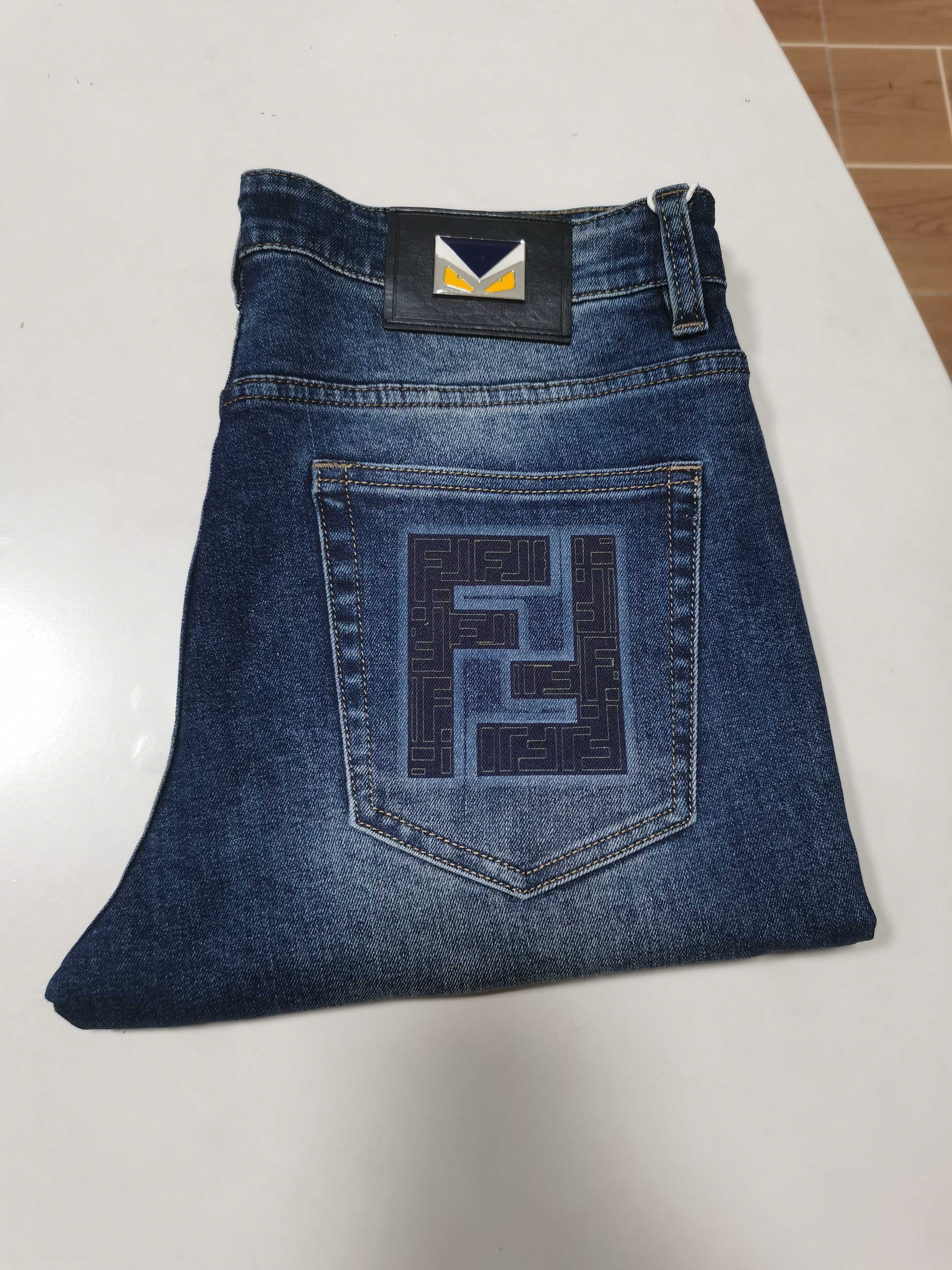 NO:572625,25 new autumn and winter jeans are available!  FENDI Fendi exclusive new jeans, high-end version!  Custom-made fabrics at the counter are highly breathable and comfortable, with impeccable details and brand element design concepts, reflecting high quality. It feels delicate and soft!  It presents a casual cut and the upper body shape is awesome!  Code number 29-40,,fendi,fendi,jeans,alexander wang1986090925秋冬新款牛仔裤上新！ FENDI 芬迪 独家专供新款 牛仔裤,高端版本！专柜定制面料 透气舒适度高,细节无可挑剔,品牌元素设计理念,体现高品质.手感细腻柔软！呈现休闲裁剪,上身版型超赞！ 码数29-40,,fendi,fendi,jeans,alexander wang,Men's clothing