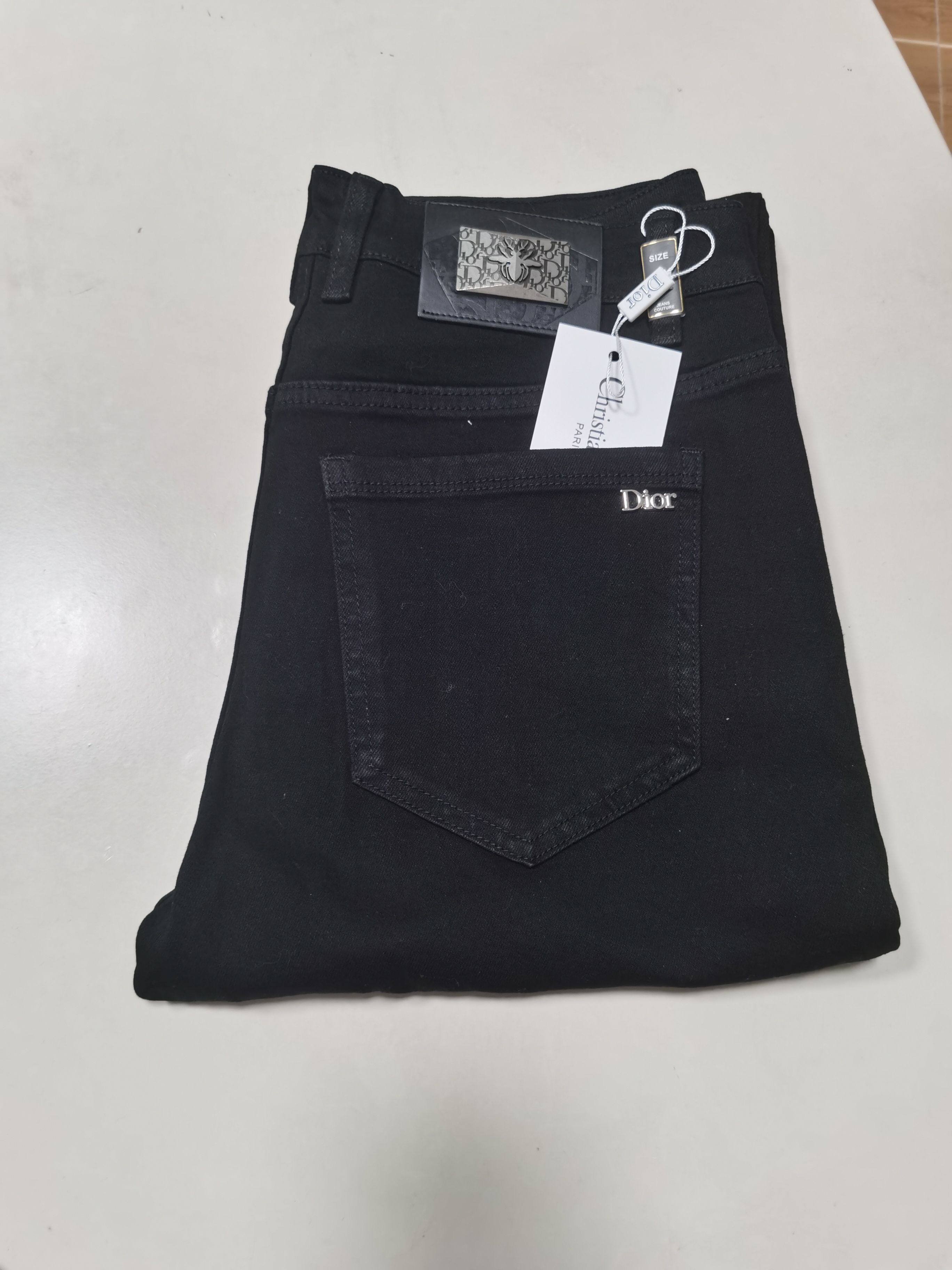 NO:531777,New jeans are available!  DIOR exclusively available for new jeans, high-end version!  Customized fabrics for counters are breathable and comfortable, with impeccable details, and the brand element design concept reflects high quality. The feel is delicate and soft!  It is casually cut, with a great upper body style!  29-38, Dior, Dior, Jeans, Alexander wang19860909新款牛仔裤上新啦！ DIOR迪奥 独家专供新款 牛仔裤,高端版本！专柜定制面料 透气舒适度高,细节无可挑剔,品牌元素设计理念,体现高品质.手感细腻柔软！呈现休闲裁剪,上身版型超赞！ 码数29-38,,dior,dior,jeans,alexander wang,Men's clothing