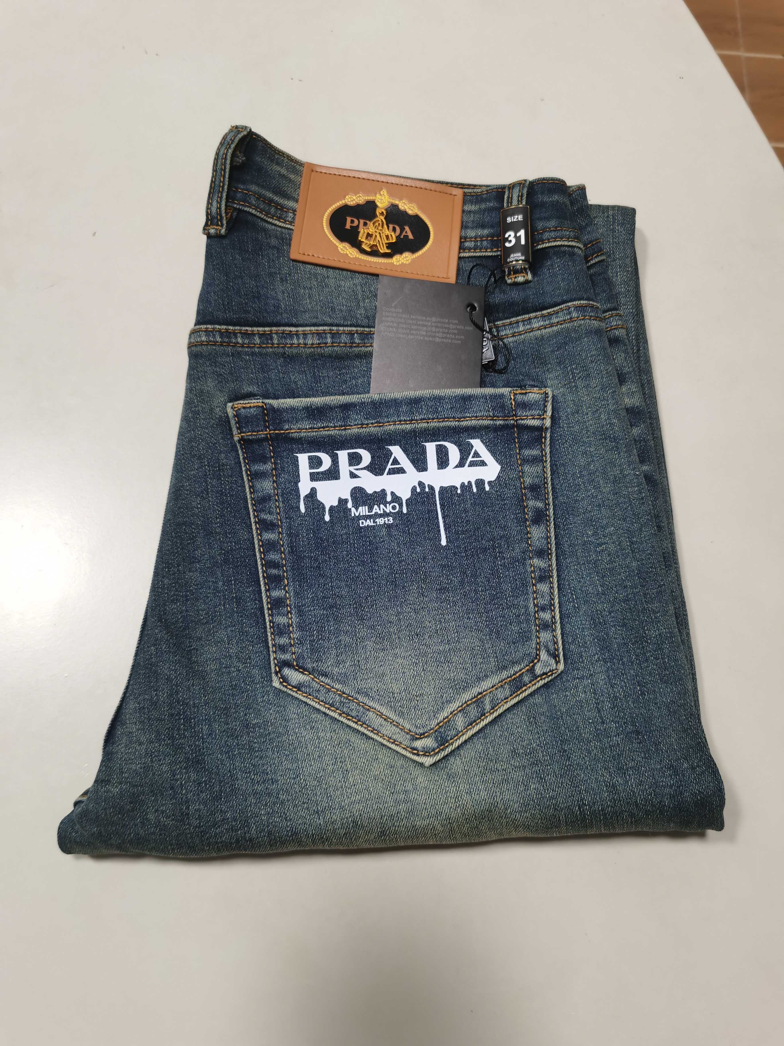 NO:531779,New jeans are available!  PRADA exclusively available for new jeans, high-end version!  Customized fabrics for counters are breathable and comfortable, with impeccable details, and the brand element design concept reflects high quality. The feel is delicate and soft!  It is casually cut, with a great upper body style!  Count 29-38, prada, prada, jeans, alexander wang19860909新款牛仔裤上新啦！ PRADA 普拉达 独家专供新款 牛仔裤,高端版本！专柜定制面料 透气舒适度高,细节无可挑剔,品牌元素设计理念,体现高品质.手感细腻柔软！呈现休闲裁剪,上身版型超赞！ 码数29-38,,prada,prada,jeans,alexander wang,Men's clothing