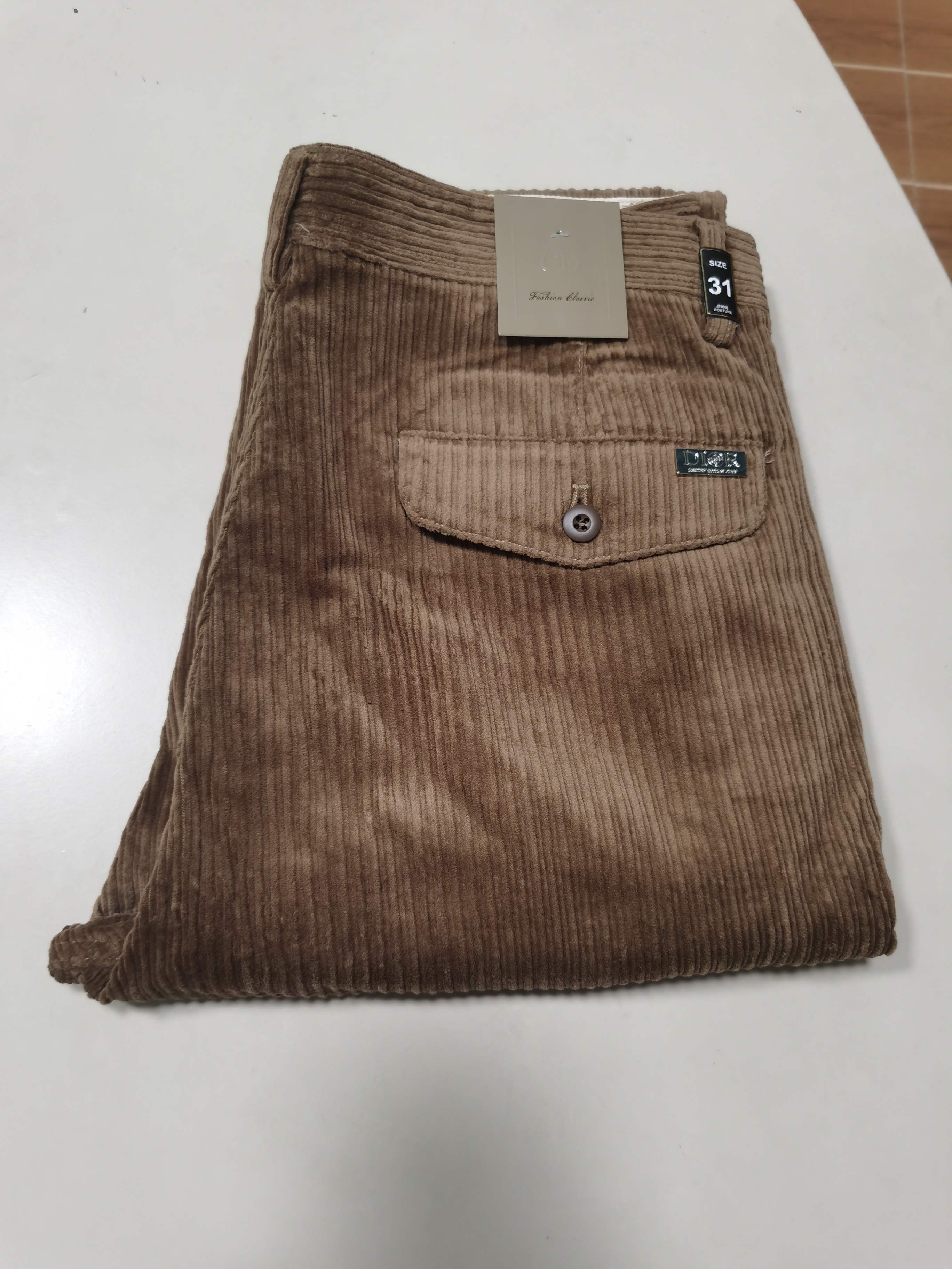 NO:539130,Corduroy casual pants Dior DIOR 2025 autumn and winter latest series for men's straight casual pants!  It is made of customer-supply elastic cotton material, soft and delicate, and has an excellent feel!  The brand style is unobstructed!  Minimalist design, without extravagant elements to win the lead, the details are finely made, the hardware accessories are customized, the thickness is just right, easy to control various weather, classic colors are very energetic, and various styles of dressing, casual business, daily life, and fashion trends can be controlled!  Overall, both in terms of grade and fashion are extremely outstanding, bringing extraordinary clothing taste!  Color brown code number 29-38,,dior,dior,alexander wang19860909灯芯绒休闲裤 迪奥 DIOR 2025秋冬最新系列男士直筒休闲裤！ 采用客供弹力柔棉材质,柔软细腻,手感绝佳！品牌格调一览无余！极简主义设计,没有多余浮夸的元素来宣兵夺主,细节做工精细,五金配件原版定制,厚薄程度也是恰到好处,轻松驾驭各种天气,经典颜色上身很显精气神,多种风格穿搭,休闲商务、日常生活、时尚潮流均可驾驭！整体不论是档次还是时尚感都是极为出色的,带来非凡的衣着品味！ 颜色咖色 码数29-38,,dior,dior,alexander wang,Men's clothing