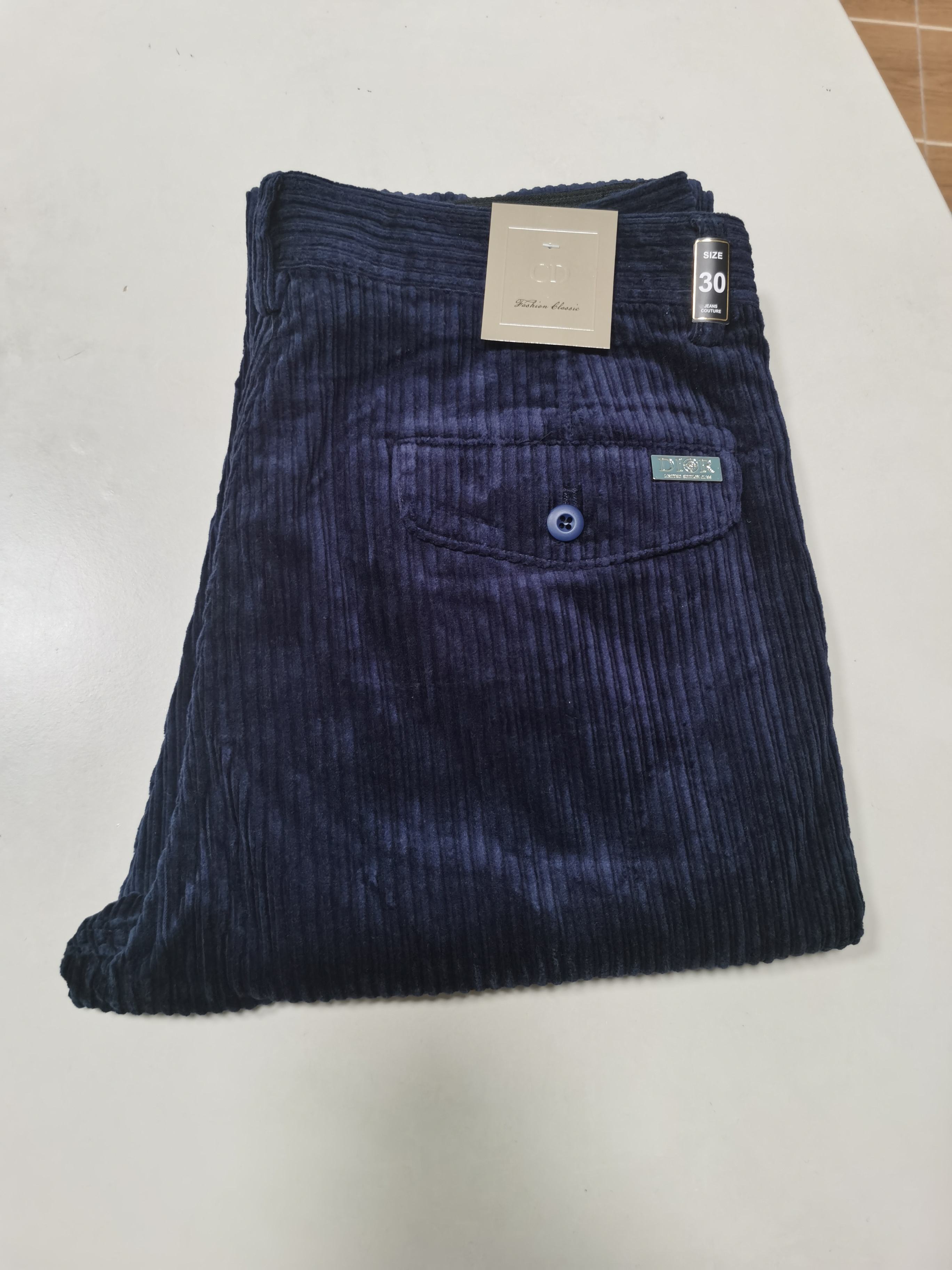 NO:539127,Corduroy casual pants Dior DIOR 2025 autumn and winter latest series for men's straight casual pants!  It is made of customer-supply elastic cotton material, soft and delicate, and has an excellent feel!  The brand style is clear at a glance!  Minimalist design, without extravagant elements to win the lead, the details are finely made, the hardware accessories are customized, the thickness is just right, easy to control various weather, classic colors are very energetic, and various styles of dressing, casual business, daily life, and fashion trends can be controlled!  Overall, both in terms of grade and fashion are extremely outstanding, bringing extraordinary clothing taste!  Color blue code number 29-38,,dior,dior,alexander wang19860909灯芯绒休闲裤 迪奥 DIOR 2025秋冬最新系列男士直筒休闲裤！ 采用客供弹力柔棉材质,柔软细腻,手感绝佳！品牌格调一览无余！极简主义设计,没有多余浮夸的元素来宣兵夺主,细节做工精细,五金配件原版定制,厚薄程度也是恰到好处,轻松驾驭各种天气,经典颜色上身很显精气神,多种风格穿搭,休闲商务、日常生活、时尚潮流均可驾驭！整体不论是档次还是时尚感都是极为出色的,带来非凡的衣着品味！ 颜色蓝色 码数29-38,,dior,dior,alexander wang,Men's clothing