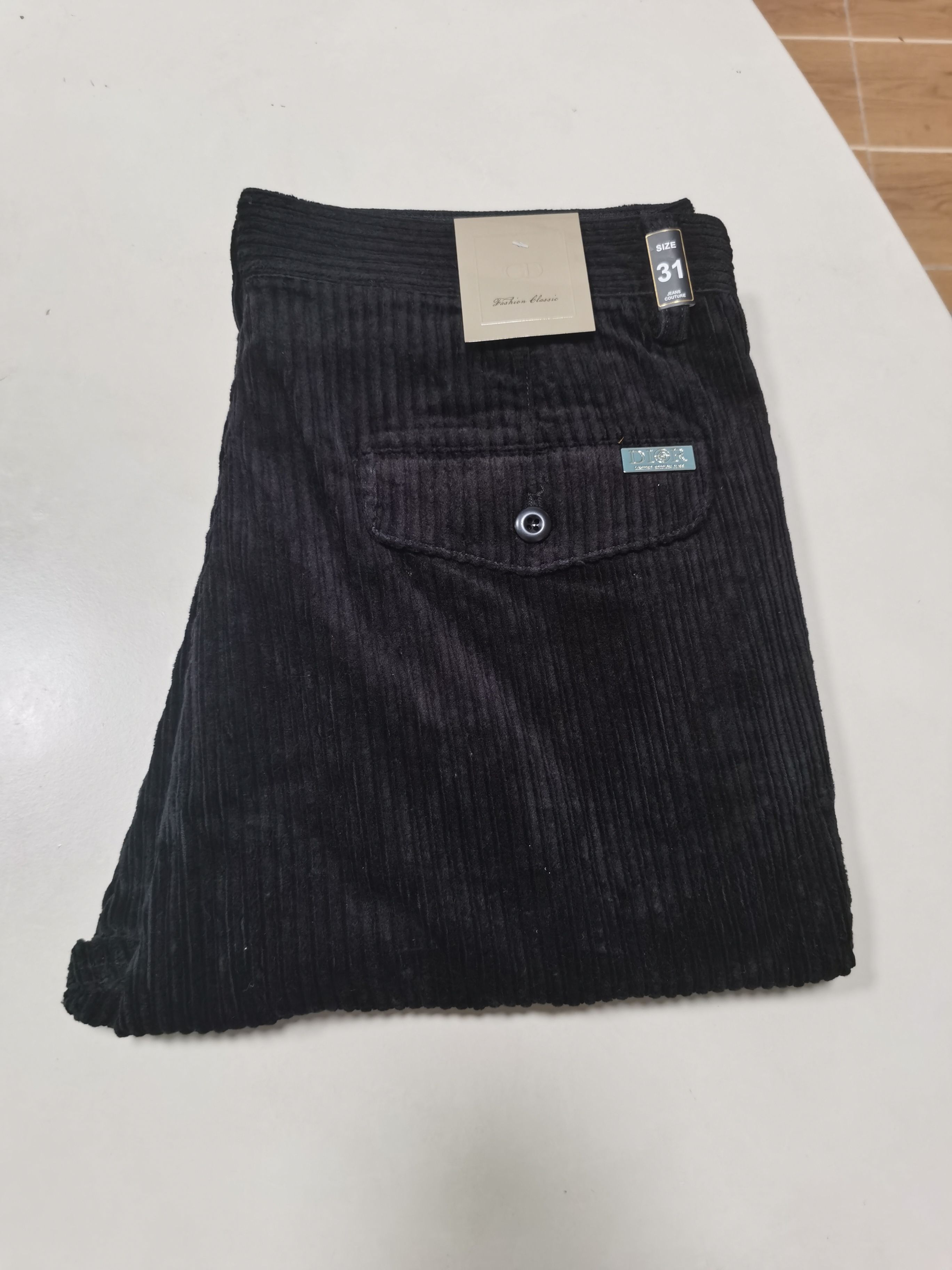 NO:539153,Corduroy casual pants Dior DIOR 2025 autumn and winter latest series for men's straight casual pants!  It is made of customer-supply elastic cotton material, soft and delicate, and has an excellent feel!  The brand style is unobstructed!  Minimalist design, without extravagant elements to win the lead, the details are finely made, the hardware accessories are customized, the thickness is just right, easy to control various weather, classic colors are very energetic, and various styles of dressing, casual business, daily life, and fashion trends can be controlled!  Overall, both in terms of grade and fashion are extremely outstanding, bringing extraordinary clothing taste!  Color black code number 29-38,,dior,dior,alexander wang19860909灯芯绒休闲裤 迪奥 DIOR 2025秋冬最新系列男士直筒休闲裤！ 采用客供弹力柔棉材质,柔软细腻,手感绝佳！品牌格调一览无余！极简主义设计,没有多余浮夸的元素来宣兵夺主,细节做工精细,五金配件原版定制,厚薄程度也是恰到好处,轻松驾驭各种天气,经典颜色上身很显精气神,多种风格穿搭,休闲商务、日常生活、时尚潮流均可驾驭！整体不论是档次还是时尚感都是极为出色的,带来非凡的衣着品味！ 颜色黑色 码数29-38,,dior,dior,alexander wang,Men's clothing