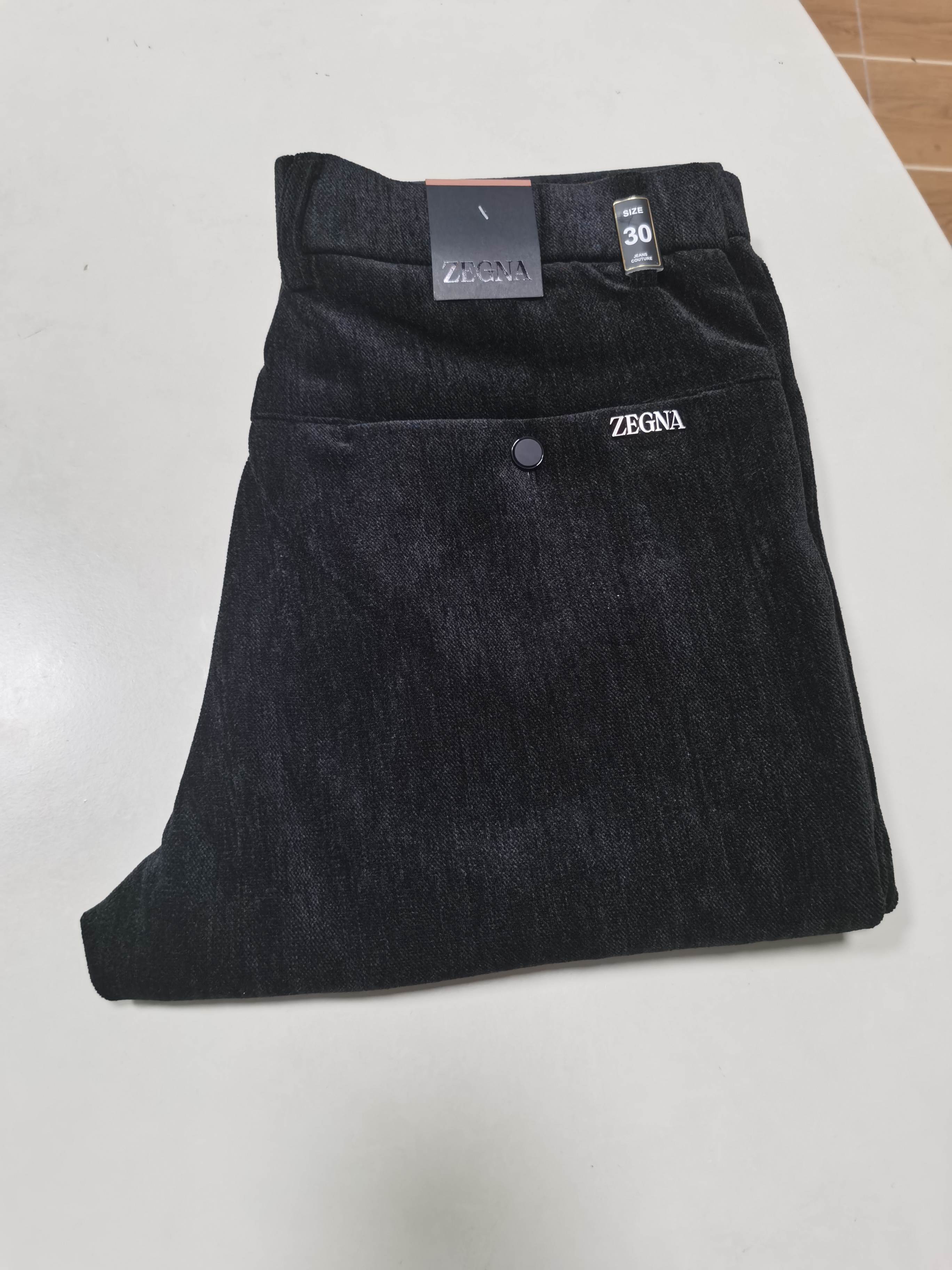 NO:538223,Corduroy casual pants ZEGNA 2025 Autumn and Winter latest series for men's straight casual pants!  It is made of customer-supply elastic cotton material, soft and delicate, and has an excellent feel!  The brand style is unobstructed!  Minimalist design, without extravagant elements to win the lead, the details are finely made, the hardware accessories are customized, the thickness is just right, easy to control various weather, classic colors are very energetic, and various styles of dressing, casual business, daily life, and fashion trends can be controlled!  Overall, both in terms of grade and fashion are extremely outstanding, bringing extraordinary clothing taste!  Color black code number 29-38, zegna,alexander wang19860909灯芯绒休闲裤 杰尼亚 ZEGNA 2025秋冬最新系列男士直筒休闲裤！ 采用客供弹力柔棉材质,柔软细腻,手感绝佳！品牌格调一览无余！极简主义设计,没有多余浮夸的元素来宣兵夺主,细节做工精细,五金配件原版定制,厚薄程度也是恰到好处,轻松驾驭各种天气,经典颜色上身很显精气神,多种风格穿搭,休闲商务、日常生活、时尚潮流均可驾驭！整体不论是档次还是时尚感都是极为出色的,带来非凡的衣着品味！ 颜色黑色 码数29-38,,zegna,alexander wang,Men's clothing