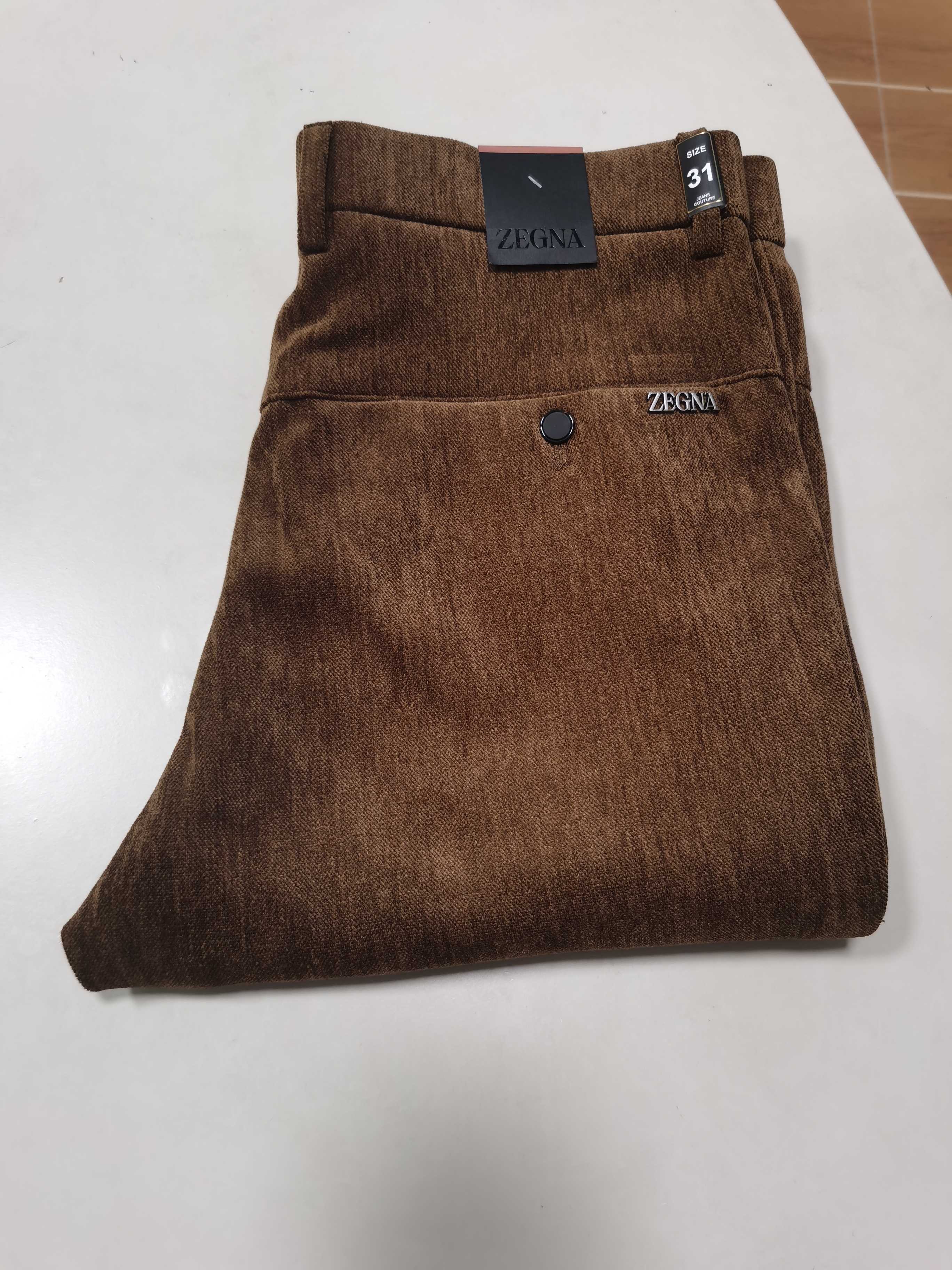 NO:538221,Corduroy casual pants ZEGNA 2025 Autumn and Winter latest series for men's straight casual pants!  It is made of customer-supply elastic cotton material, soft and delicate, and has an excellent feel!  The brand style is unobstructed!  Minimalist design, without extravagant elements to win the lead, the details are finely made, the hardware accessories are customized, the thickness is just right, easy to control various weather, classic colors are very energetic, and various styles of dressing, casual business, daily life, and fashion trends can be controlled!  Overall, both in terms of grade and fashion are extremely outstanding, bringing extraordinary clothing taste!  Color brown code number 29-38, zegna,alexander wang19860909灯芯绒休闲裤 杰尼亚 ZEGNA 2025秋冬最新系列男士直筒休闲裤！ 采用客供弹力柔棉材质,柔软细腻,手感绝佳！品牌格调一览无余！极简主义设计,没有多余浮夸的元素来宣兵夺主,细节做工精细,五金配件原版定制,厚薄程度也是恰到好处,轻松驾驭各种天气,经典颜色上身很显精气神,多种风格穿搭,休闲商务、日常生活、时尚潮流均可驾驭！整体不论是档次还是时尚感都是极为出色的,带来非凡的衣着品味！ 颜色咖色 码数29-38,,zegna,alexander wang,Men's clothing