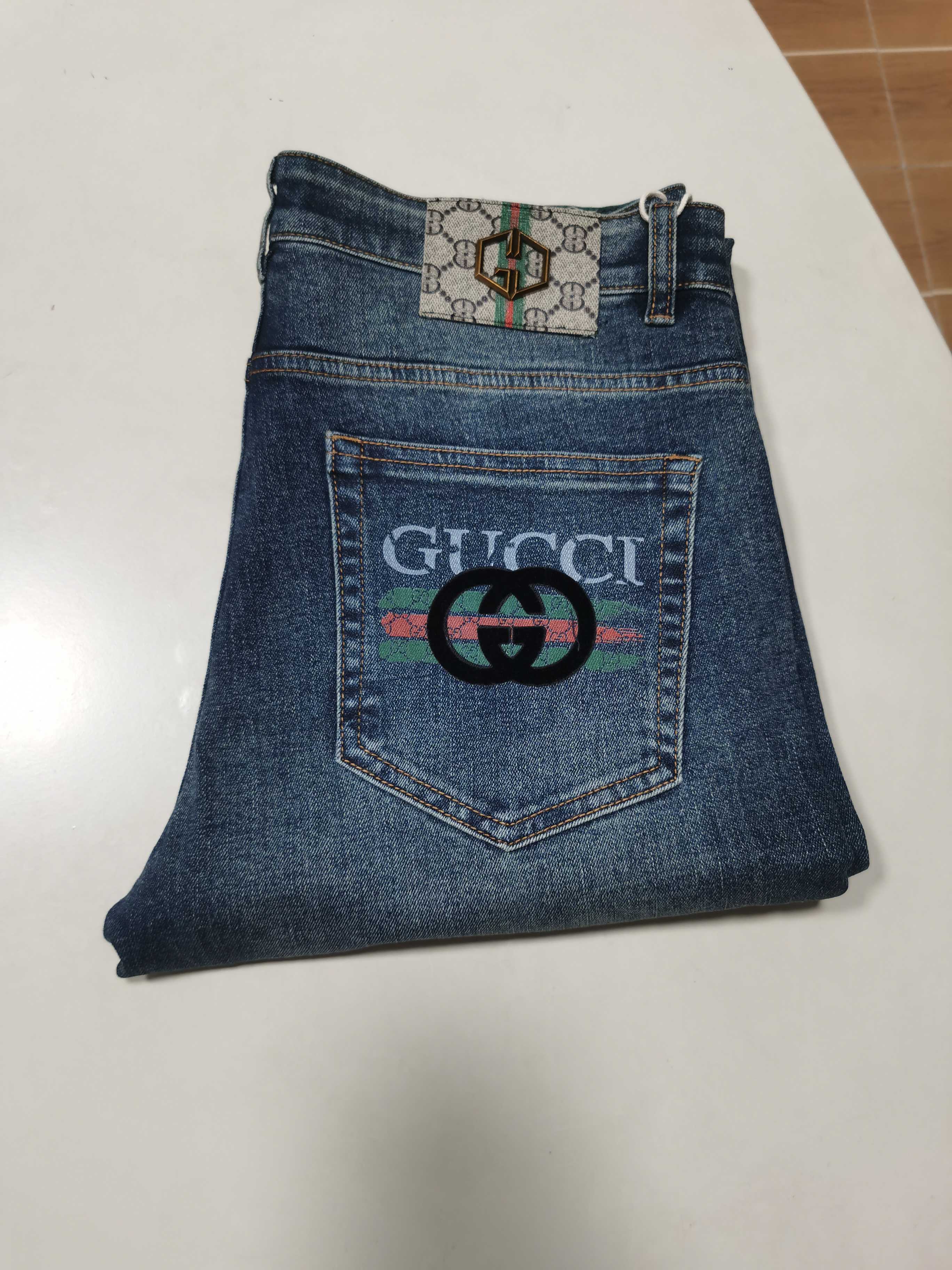 NO:549463,New 25 autumn and winter jeans are available for new!  Gucci exclusively for new jeans, high-end version!  Customized fabrics for counters are breathable and comfortable, with impeccable details, and the brand element design concept reflects high quality. They feel delicate and soft!  It is casually cut, with a great upper body style!  Number of codes 29-40, Gucci, Gucci, Jeans, Alexander wang1986090925秋冬新款牛仔裤上新！ Gucci 古驰 独家专供新款 牛仔裤,高端版本！专柜定制面料 透气舒适度高,细节无可挑剔,品牌元素设计理念,体现高品质.手感细腻柔软！呈现休闲裁剪,上身版型超赞！ 码数29-40,,gucci,gucci,jeans,alexander wang,Men's clothing