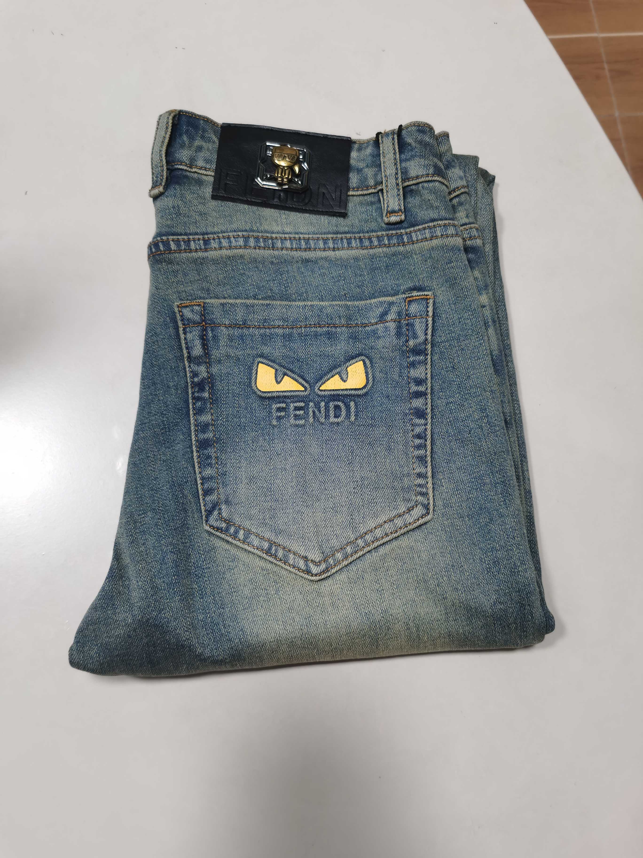 NO:549458,New 25 autumn and winter jeans are available for new!  FENDI exclusively available for new jeans, high-end version!  Customized fabrics for counters are breathable and comfortable, with impeccable details, and the brand element design concept reflects high quality. They feel delicate and soft!  It is casually cut, with a great upper body style!  29-40, fendi, fendi, jeans, alexander wang1986090925秋冬新款牛仔裤上新！ FENDI芬迪 独家专供新款 牛仔裤,高端版本！专柜定制面料 透气舒适度高,细节无可挑剔,品牌元素设计理念,体现高品质.手感细腻柔软！呈现休闲裁剪,上身版型超赞！ 码数29-40,,fendi,fendi,jeans,alexander wang,Men's clothing