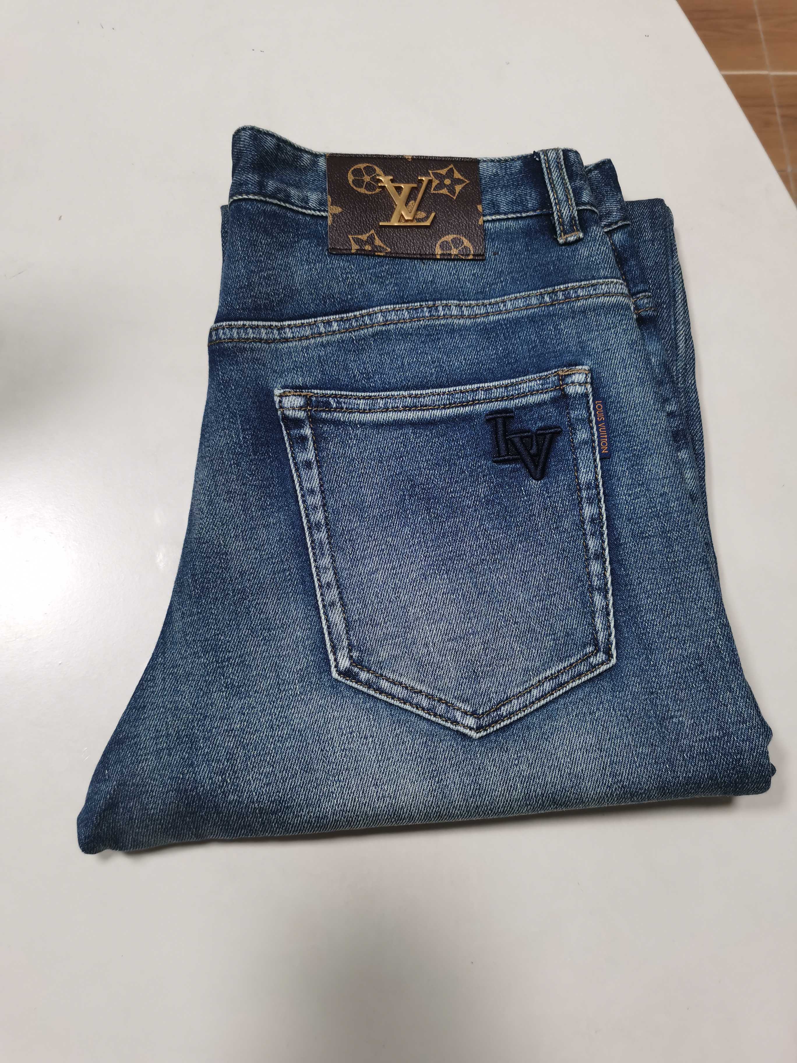 NO:539147,New 25 autumn and winter jeans are available for new!  LV Louis Vuitton exclusively for new jeans, high-end version!  Customized fabrics for counters are breathable and comfortable, with impeccable details, and the brand element design concept reflects high quality. The feel is delicate and soft!  It is casually cut, with a great upper body style!  29-40, louis vuitton,louis vuitton,jeans,alexander wang1986090925秋冬新款牛仔裤上新！ LV 路易威登 独家专供新款 牛仔裤,高端版本！专柜定制面料 透气舒适度高,细节无可挑剔,品牌元素设计理念,体现高品质.手感细腻柔软！呈现休闲裁剪,上身版型超赞！ 码数29-40,,louis vuitton,louis vuitton,jeans,alexander wang,Men's clothing