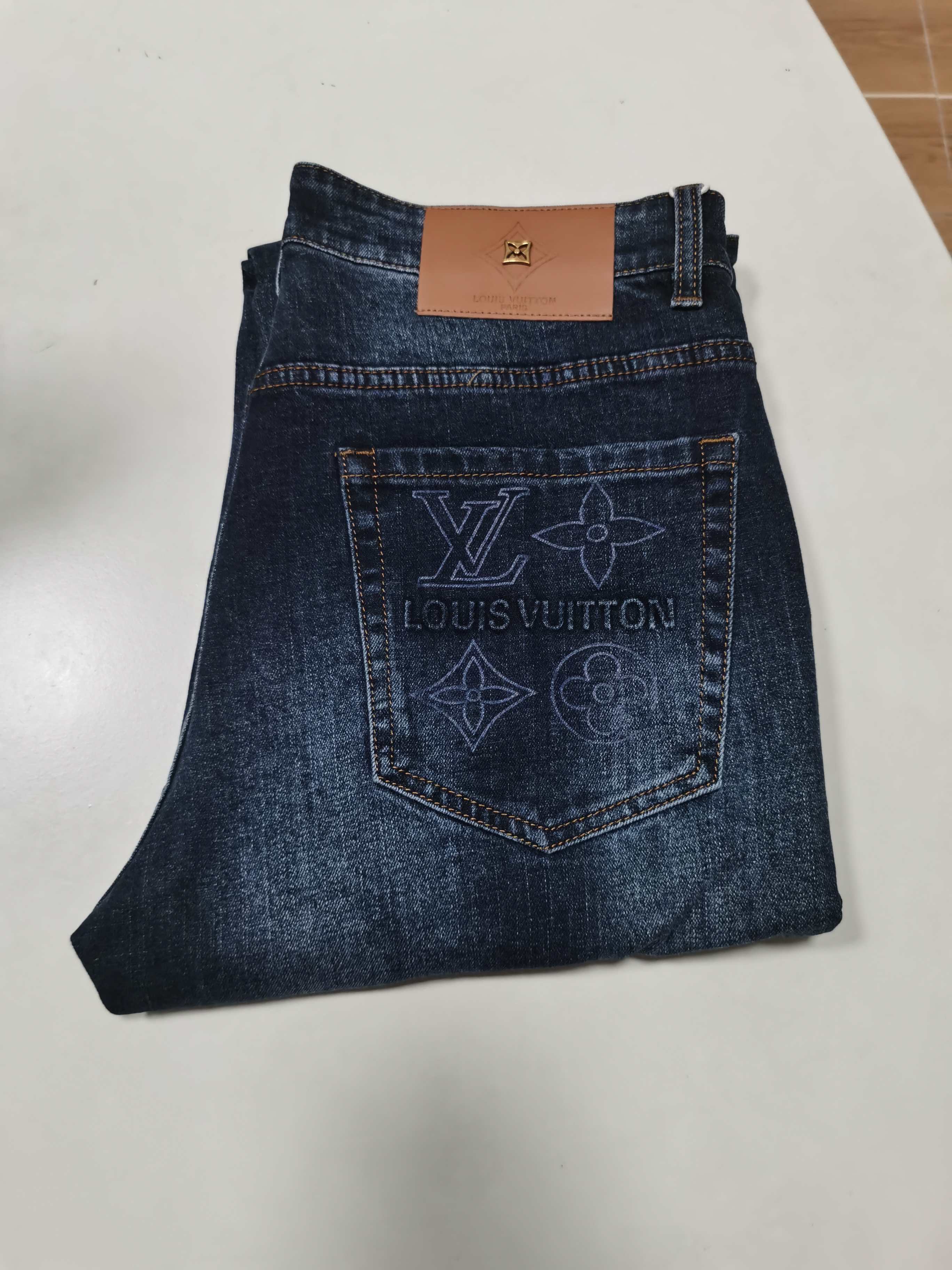 NO:549468,New 25 autumn and winter jeans are available!  LV Louis Vuitton exclusively for new jeans, high-end version!  Customized fabrics for counters are breathable and comfortable, with impeccable details, and the brand element design concept reflects high quality. The feel is delicate and soft!  It is casually cut, with a great upper body style!  29-40, louis vuitton,louis vuitton,jeans,alexander wang1986090925秋冬新款牛仔裤上新！ LV 路易威登 独家专供新款 牛仔裤,高端版本！专柜定制面料 透气舒适度高,细节无可挑剔,品牌元素设计理念,体现高品质.手感细腻柔软！呈现休闲裁剪,上身版型超赞！ 码数29-40,,louis vuitton,louis vuitton,jeans,alexander wang,Men's clothing