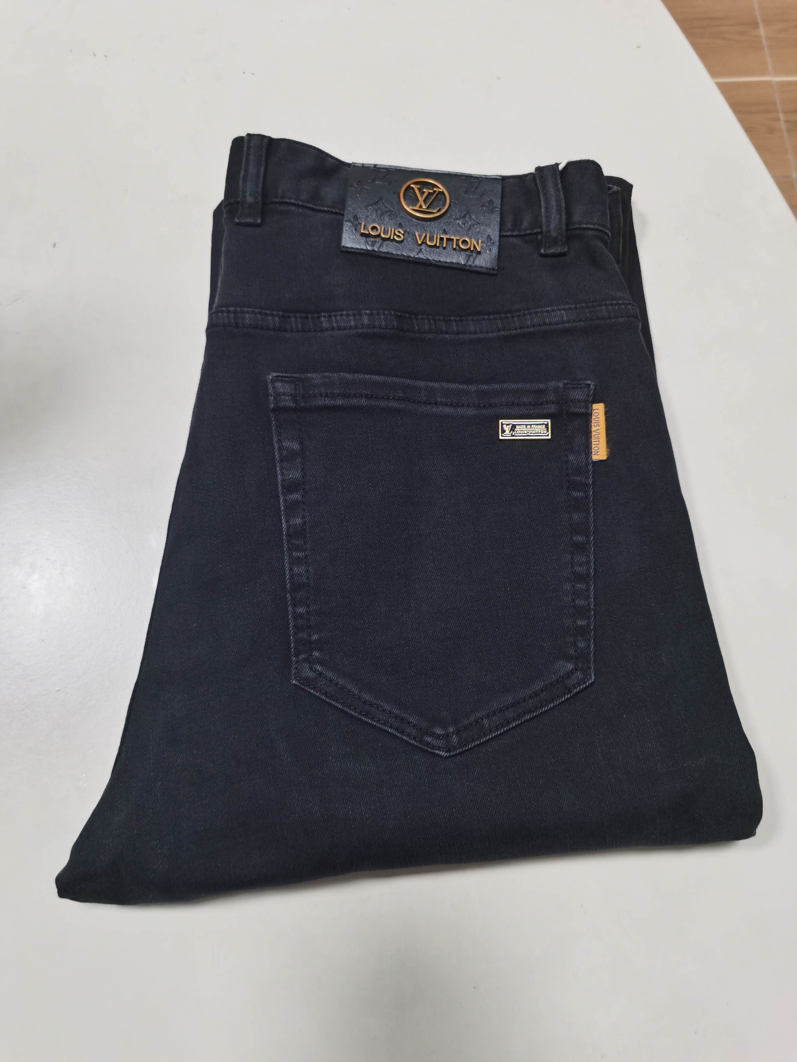 NO:570830,25 new autumn and winter jeans are available!  LV Louis Vuitton exclusively offers new jeans, high-end version!  Custom-made fabrics at the counter are highly breathable and comfortable, with impeccable details and brand element design concepts, reflecting high quality. It feels delicate and soft!  It presents a casual cut and the upper body shape is awesome!  Code number 29-40,,louis vuitton,louis vuitton,jeans,alexander wang1986090925秋冬新款牛仔裤上新！ LV 路易威登 独家专供新款 牛仔裤,高端版本！专柜定制面料 透气舒适度高,细节无可挑剔,品牌元素设计理念,体现高品质.手感细腻柔软！呈现休闲裁剪,上身版型超赞！ 码数29-40,,louis vuitton,louis vuitton,jeans,alexander wang,Men's clothing