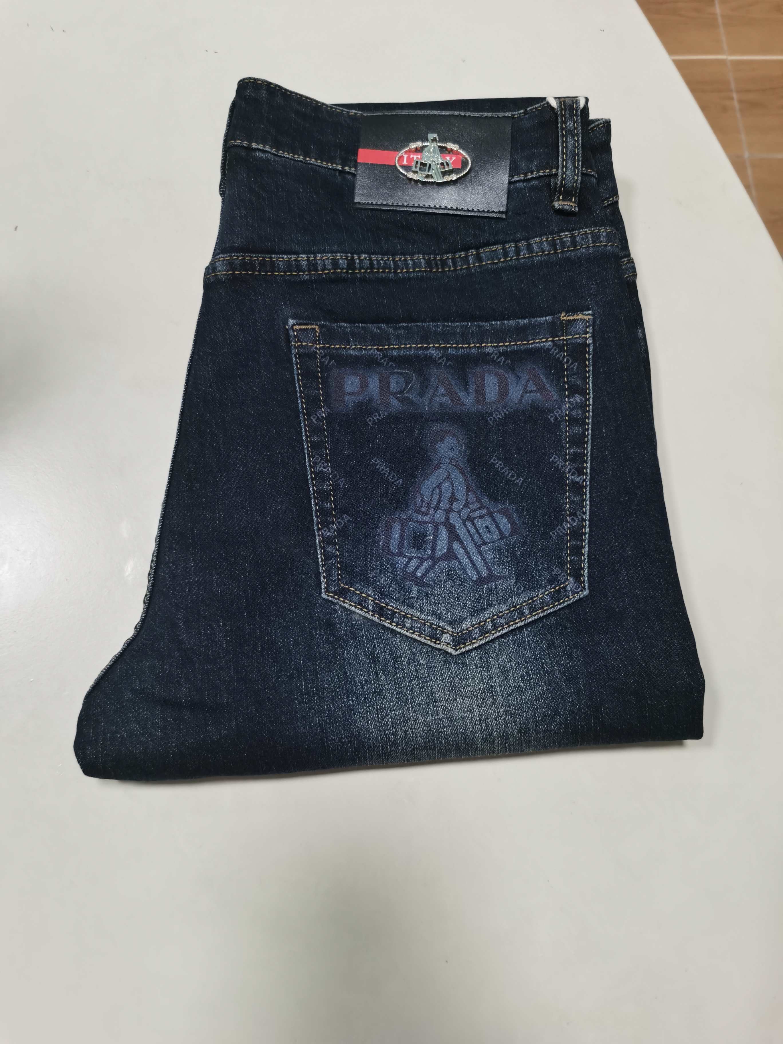 NO:539162,New 25 autumn and winter jeans are available for new!  PRADA exclusively available for new jeans, high-end version!  Customized fabrics for counters are breathable and comfortable, with impeccable details, and the brand element design concept reflects high quality. The feel is delicate and soft!  It is casually cut, with a great upper body style!  29-40, prada, prada, jeans, alexander wang1986090925秋冬新款牛仔裤上新！ PRADA 普拉达 独家专供新款 牛仔裤,高端版本！专柜定制面料 透气舒适度高,细节无可挑剔,品牌元素设计理念,体现高品质.手感细腻柔软！呈现休闲裁剪,上身版型超赞！ 码数29-40,,prada,prada,jeans,alexander wang,Men's clothing