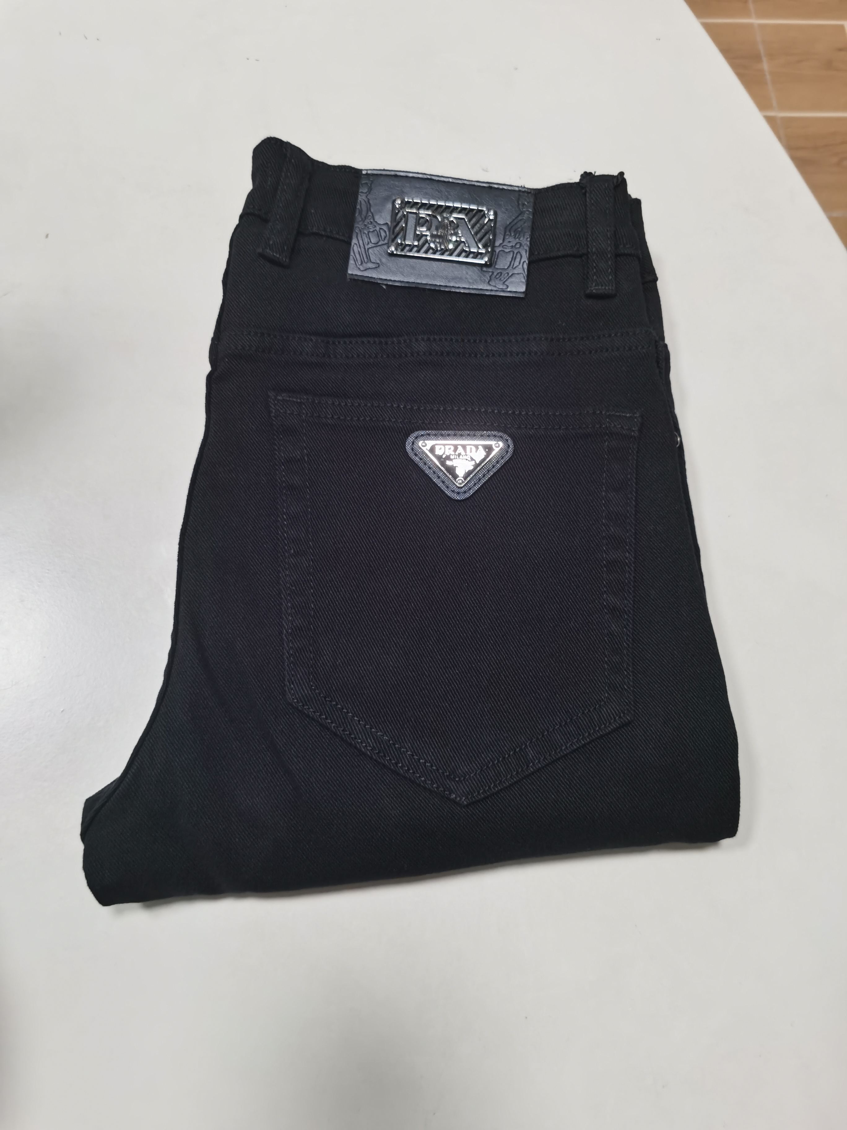 NO:539151,New 25 autumn and winter jeans are available for new!  PRADA exclusively available for new jeans, high-end version!  Customized fabrics for counters are breathable and comfortable, with impeccable details, and the brand element design concept reflects high quality. The feel is delicate and soft!  It is casually cut, with a great upper body style!  29-40, prada, prada, jeans, alexander wang1986090925秋冬新款牛仔裤上新！ PRADA 普拉达 独家专供新款 牛仔裤,高端版本！专柜定制面料 透气舒适度高,细节无可挑剔,品牌元素设计理念,体现高品质.手感细腻柔软！呈现休闲裁剪,上身版型超赞！ 码数29-40,,prada,prada,jeans,alexander wang,Men's clothing