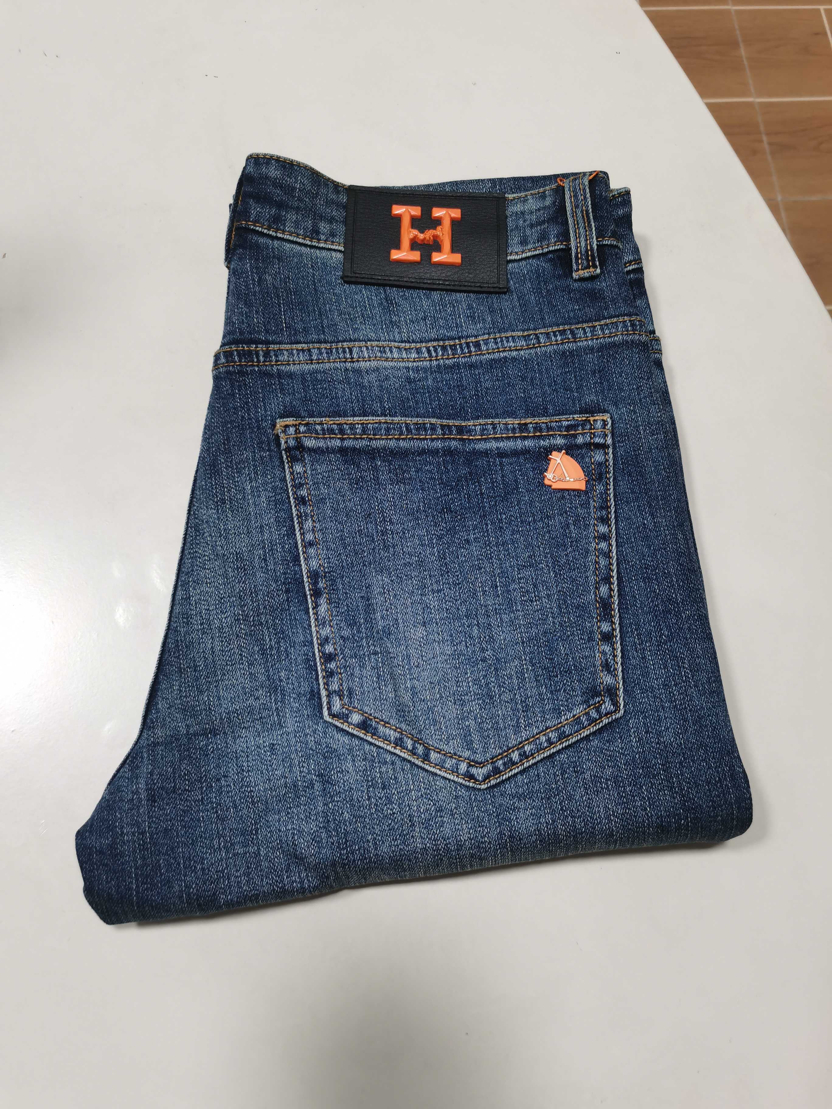 NO:549443,New 25 autumn and winter jeans are available!  HERMES Exclusively available for new jeans, high-end version!  Customized fabrics for counters are breathable and comfortable, with impeccable details, and the brand element design concept reflects high quality. The feel is delicate and soft!  It is casually cut, with a great upper body style!  Number of codes 29-40, hermes, hermes, jeans, alexander wang1986090925秋冬新款牛仔裤上新！ HERMES 爱马仕 独家专供新款 牛仔裤,高端版本！专柜定制面料 透气舒适度高,细节无可挑剔,品牌元素设计理念,体现高品质.手感细腻柔软！呈现休闲裁剪,上身版型超赞！ 码数29-40,,hermes,hermes,jeans,alexander wang,Men's clothing