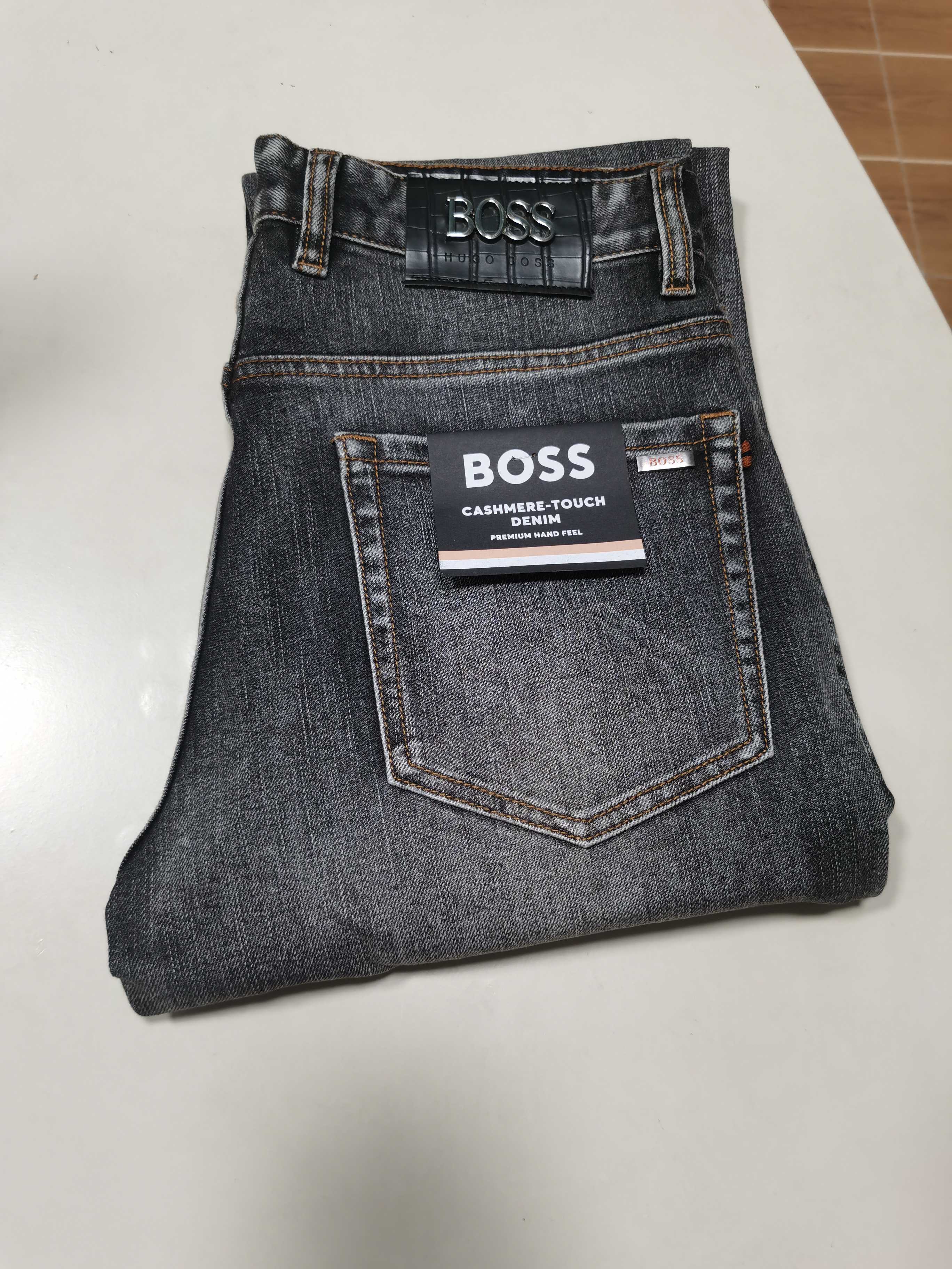 NO:538219,New 25 autumn and winter jeans are available for new!  BOSS Boss exclusively offers new jeans, high-end version!  Customized fabrics for counters are breathable and comfortable, with impeccable details, and the brand element design concept reflects high quality. The feel is delicate and soft!  It is casually cut, with a great upper body style!  29-40 yards, jeans,alexander wang1986090925秋冬新款牛仔裤上新！ BOSS波士独家专供新款 牛仔裤,高端版本！专柜定制面料 透气舒适度高,细节无可挑剔,品牌元素设计理念,体现高品质.手感细腻柔软！呈现休闲裁剪,上身版型超赞！ 码数29-40,,jeans,alexander wang,Men's clothing
