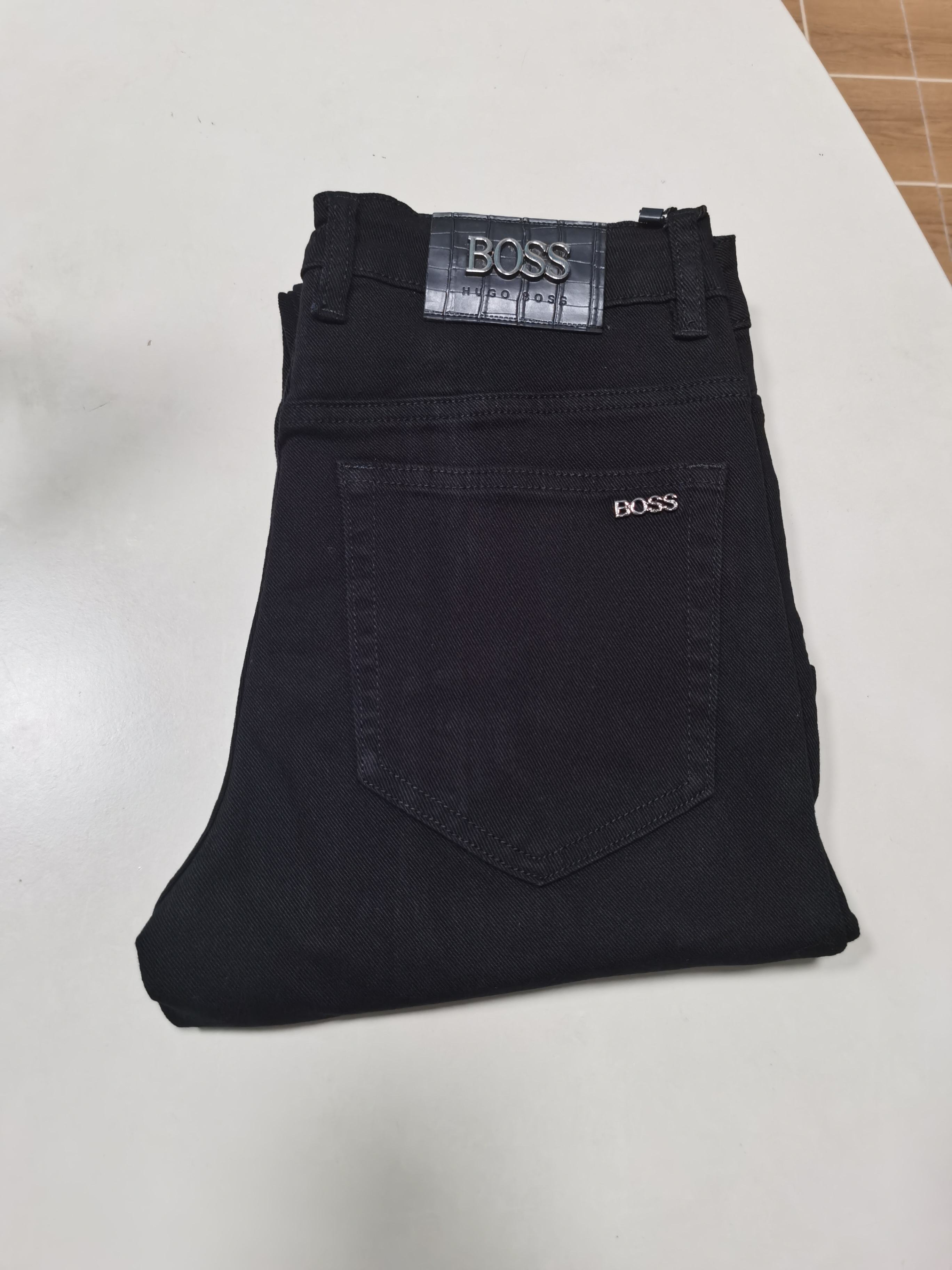 NO:549438,New 25 autumn and winter jeans are available for new!  BOSS exclusively available for new jeans, high-end version!  Customized fabrics for counters are breathable and comfortable, with impeccable details, and the brand element design concept reflects high quality. They feel delicate and soft!  It is casually cut, with a great upper body style!  29-40 yards, jeans,alexander wang1986090925秋冬新款牛仔裤上新！ BOSS 独家专供新款 牛仔裤,高端版本！专柜定制面料 透气舒适度高,细节无可挑剔,品牌元素设计理念,体现高品质.手感细腻柔软！呈现休闲裁剪,上身版型超赞！ 码数29-40,,jeans,alexander wang,Men's clothing