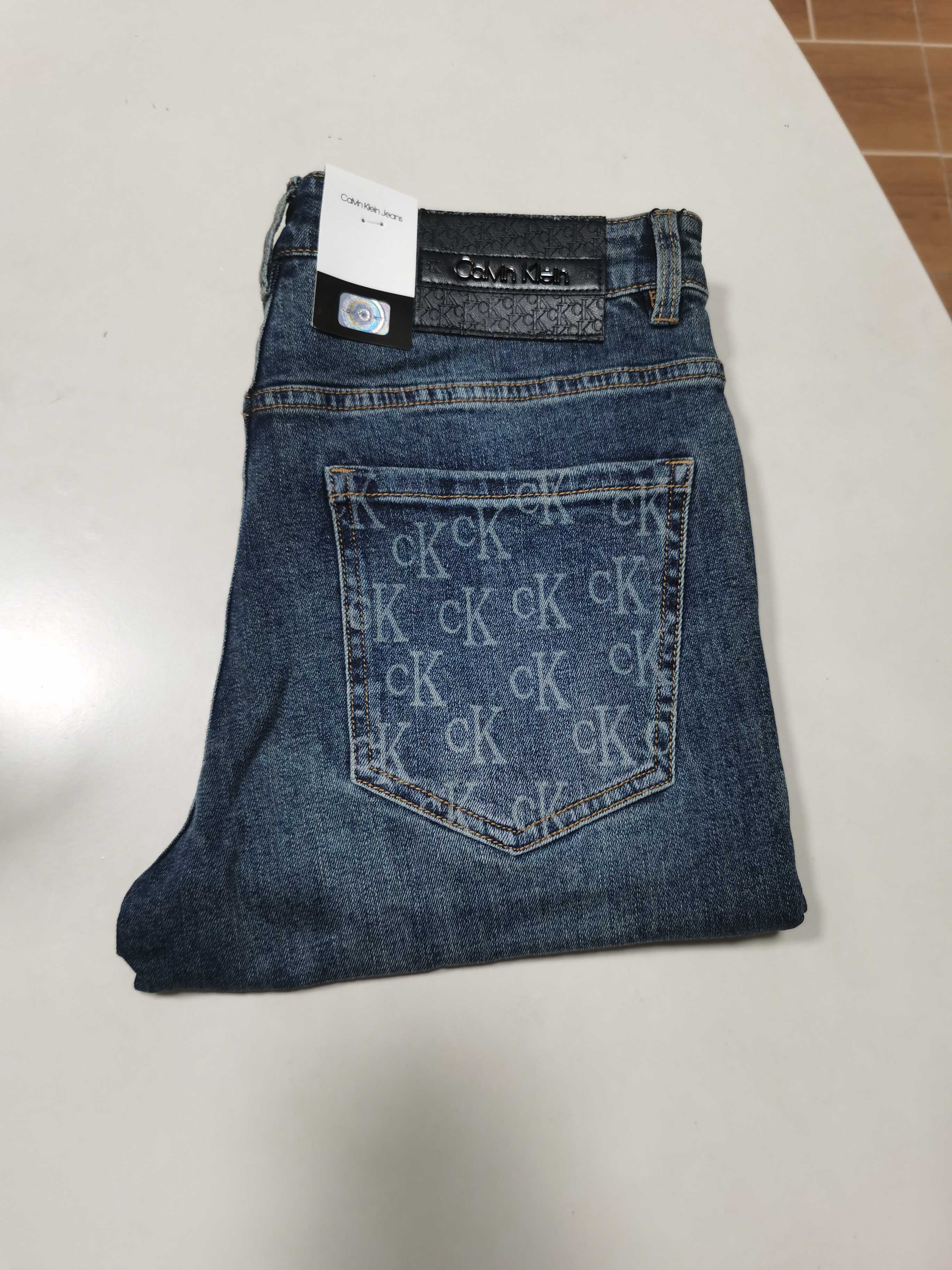 NO:539141,New 25 autumn and winter jeans are available for new!  CK exclusively available for new jeans, high-end version!  Customized fabrics for counters are breathable and comfortable, with impeccable details, and the brand element design concept reflects high quality. The feel is delicate and soft!  It is casually cut, with a great upper body style!  29-40 yards, jeans,alexander wang1986090925秋冬新款牛仔裤上新！ CK 独家专供新款 牛仔裤,高端版本！专柜定制面料 透气舒适度高,细节无可挑剔,品牌元素设计理念,体现高品质.手感细腻柔软！呈现休闲裁剪,上身版型超赞！ 码数29-40,,jeans,alexander wang,Men's clothing