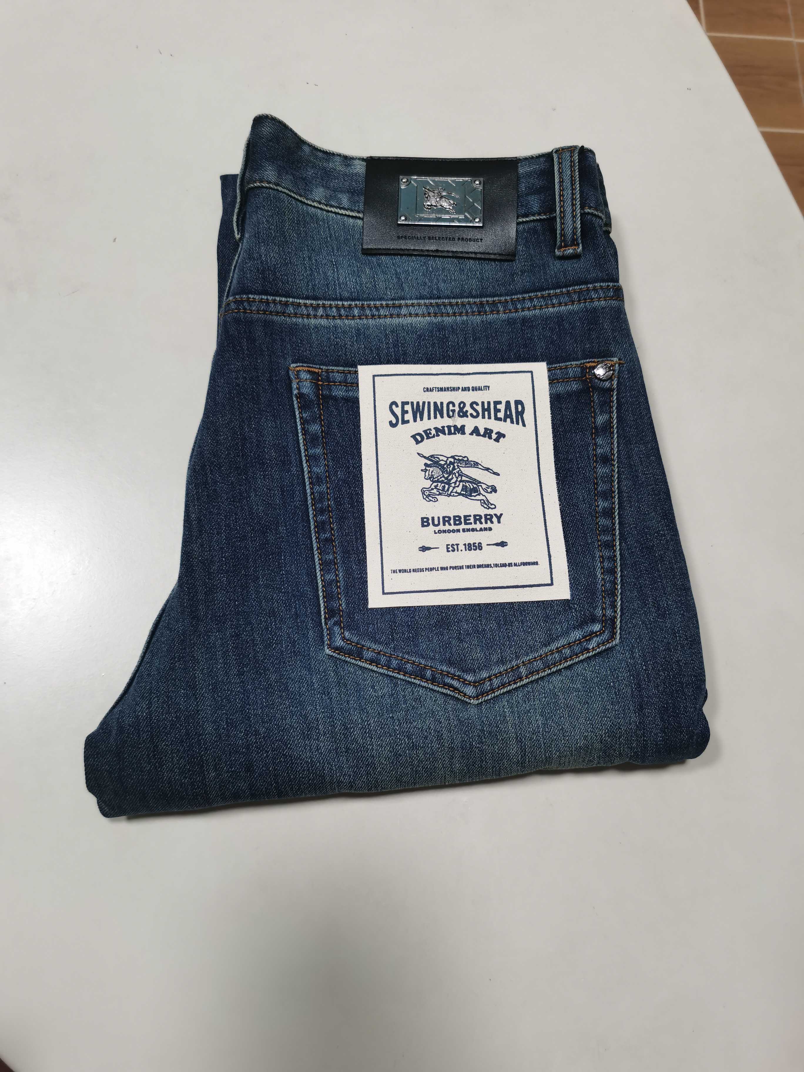 NO:655096,25 new autumn and winter jeans are available!  BURBERRY exclusive new jeans, high-end version!  Custom-made fabrics at the counter are highly breathable and comfortable, with impeccable details and brand element design concepts, reflecting high quality. It feels delicate and soft!  It presents a casual cut and the upper body shape is awesome!  Code number 29-40,,burberry,burberry,jeans,alexander wang1986090925秋冬新款牛仔裤上新！ BURBERRY 巴宝莉 独家专供新款 牛仔裤,高端版本！专柜定制面料 透气舒适度高,细节无可挑剔,品牌元素设计理念,体现高品质.手感细腻柔软！呈现休闲裁剪,上身版型超赞！ 码数29-40,,burberry,burberry,jeans,alexander wang,Men's clothing