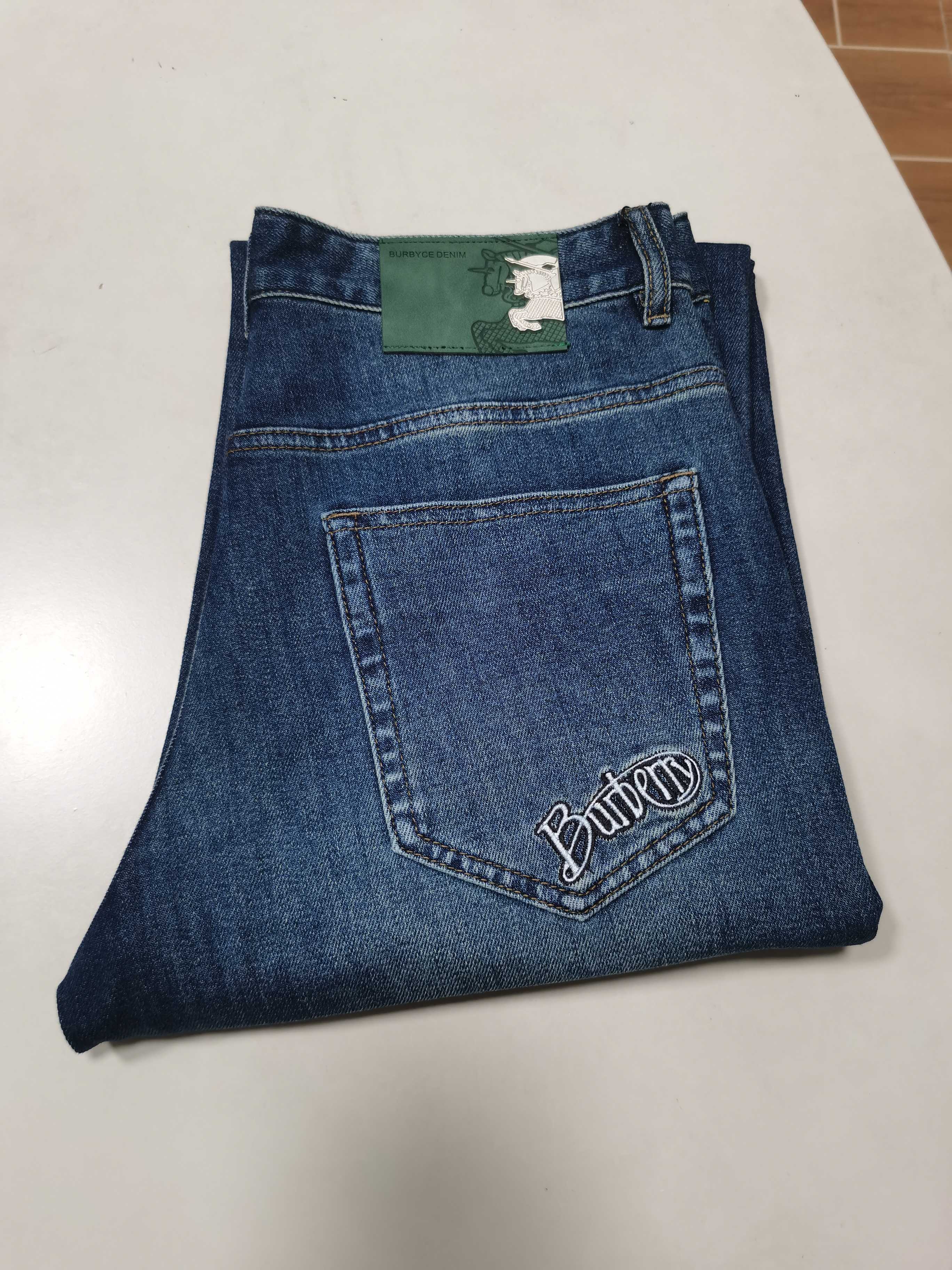 NO:539157,New 25 autumn and winter jeans are available for new!  BURBERRY is exclusively available for new jeans, high-end version!  Customized fabrics for counters are breathable and comfortable, with impeccable details, and the brand element design concept reflects high quality. The feel is delicate and soft!  It is casually cut, with a great upper body style!  29-40, burberry, burberry, jeans, alexander wang1986090925秋冬新款牛仔裤上新！ BURBERRY巴宝莉 独家专供新款 牛仔裤,高端版本！专柜定制面料 透气舒适度高,细节无可挑剔,品牌元素设计理念,体现高品质.手感细腻柔软！呈现休闲裁剪,上身版型超赞！ 码数29-40,,burberry,burberry,jeans,alexander wang,Men's clothing