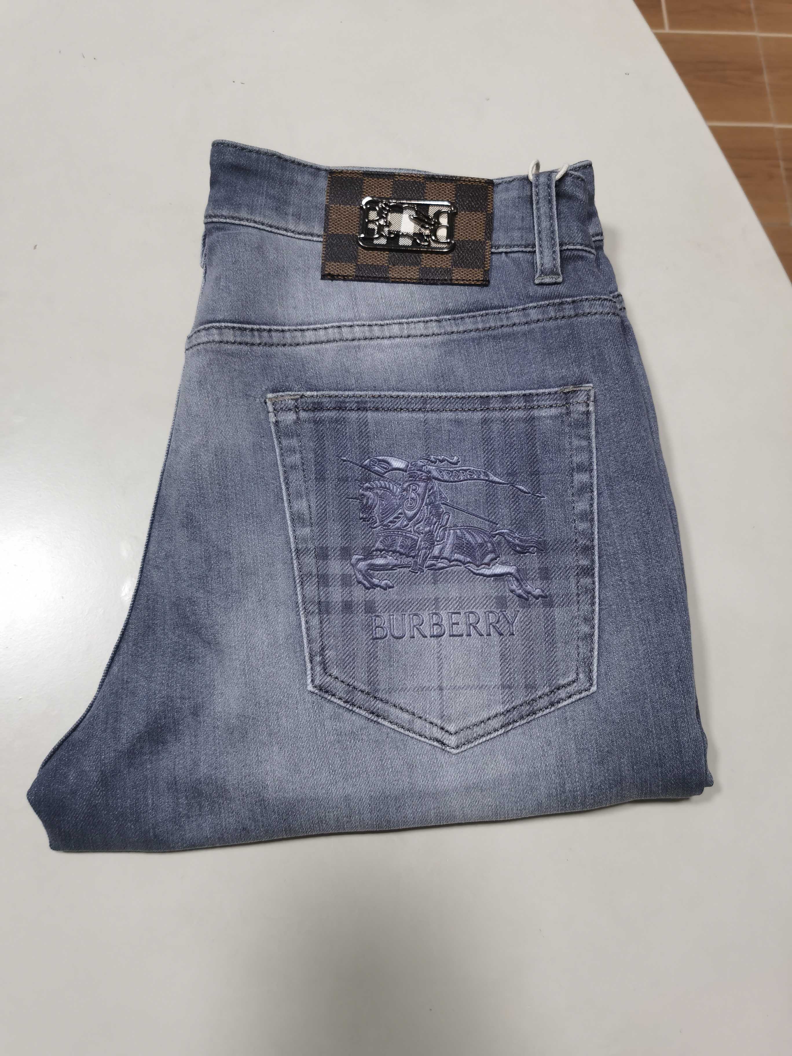 NO:539144,New 25 autumn and winter jeans are available for new!  BURBERRY exclusively available for new jeans, high-end version!  Customized fabrics for counters are breathable and comfortable, with impeccable details, and the brand element design concept reflects high quality. The feel is delicate and soft!  It is casually cut, with a great upper body style!  29-40, burberry, burberry, jeans, alexander wang1986090925秋冬新款牛仔裤上新！ BURBERRY 巴宝莉 独家专供新款 牛仔裤,高端版本！专柜定制面料 透气舒适度高,细节无可挑剔,品牌元素设计理念,体现高品质.手感细腻柔软！呈现休闲裁剪,上身版型超赞！ 码数29-40,,burberry,burberry,jeans,alexander wang,Men's clothing