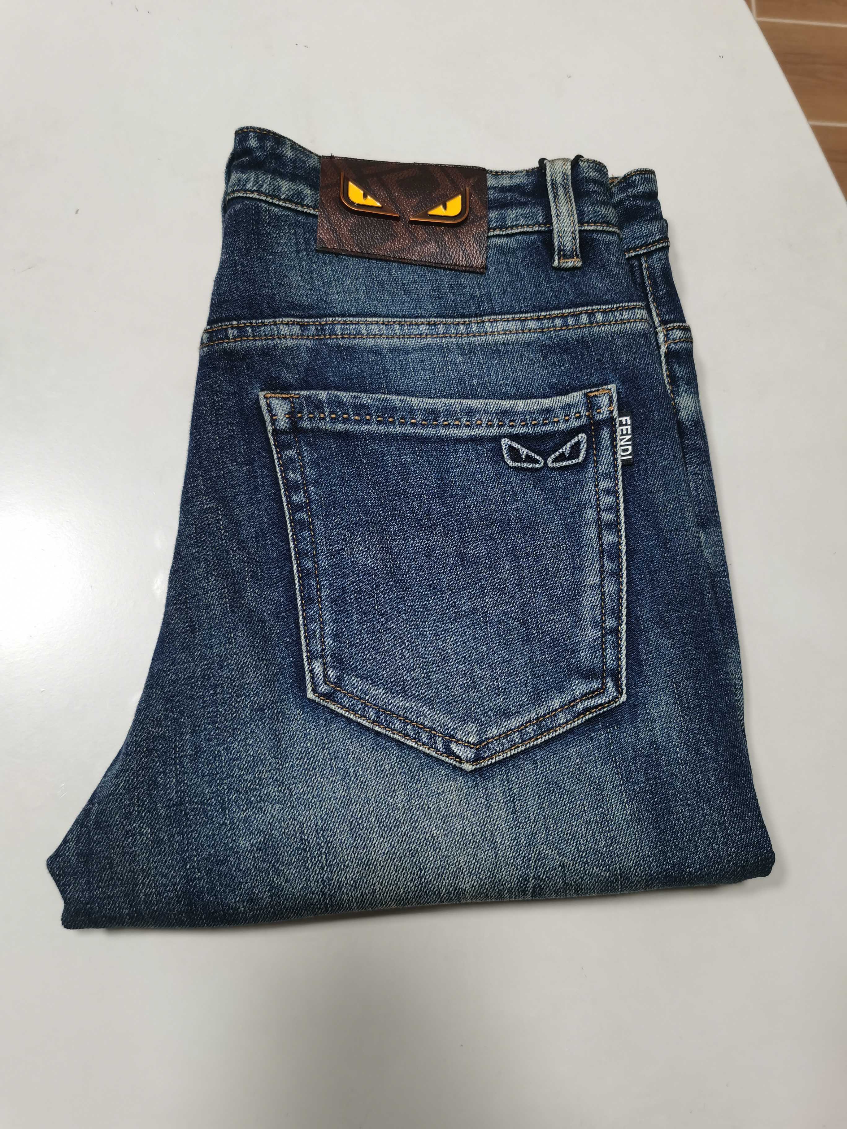 NO:572627,25 new autumn and winter jeans are available!  FENDI Fendi exclusively offers new jeans, high-end version!  Custom-made fabrics at the counter are highly breathable and comfortable, with impeccable details and brand element design concepts, reflecting high quality. It feels delicate and soft!  It presents a casual cut and the upper body shape is awesome!  Code number 29-40,,fendi,fendi,jeans,alexander wang1986090925秋冬新款牛仔裤上新！ FENDI芬迪独家专供新款 牛仔裤,高端版本！专柜定制面料 透气舒适度高,细节无可挑剔,品牌元素设计理念,体现高品质.手感细腻柔软！呈现休闲裁剪,上身版型超赞！ 码数29-40,,fendi,fendi,jeans,alexander wang,Men's clothing