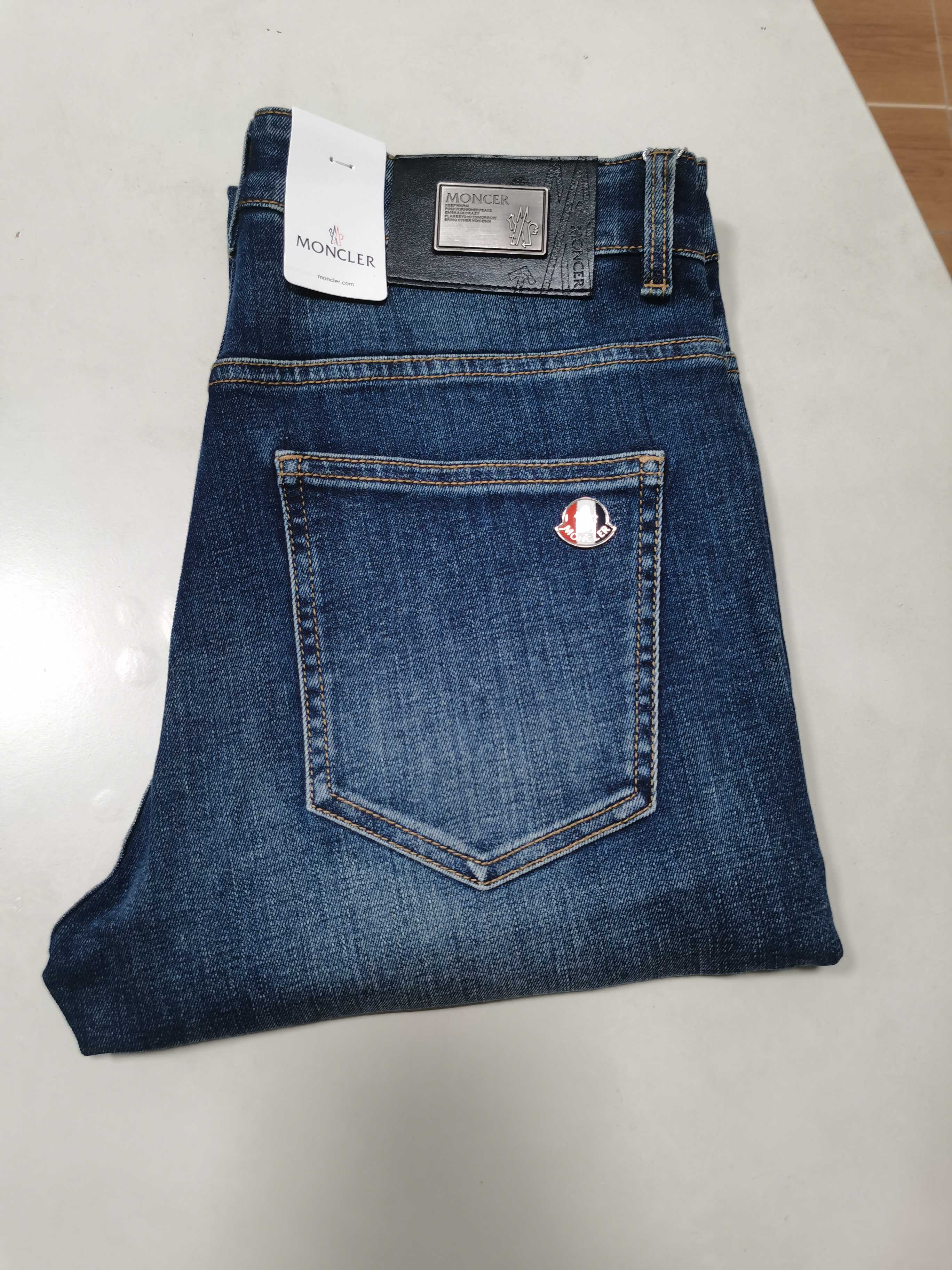 NO:539158,New 25 autumn and winter jeans are available for new!  MONCLER hooded exclusively for new styles, high-end version!  Customized fabrics for counters are breathable and comfortable, with impeccable details, and the brand element design concept reflects high quality. The feel is delicate and soft!  It is casually cut, with a great upper body style!  Number of codes 29-40, Moncler, jeans, alexander wang1986090925秋冬新款牛仔裤上新！ MONCLER 蒙口 独家专供新款 牛仔裤,高端版本！专柜定制面料 透气舒适度高,细节无可挑剔,品牌元素设计理念,体现高品质.手感细腻柔软！呈现休闲裁剪,上身版型超赞！ 码数29-40,,Moncler,jeans,alexander wang,Men's clothing