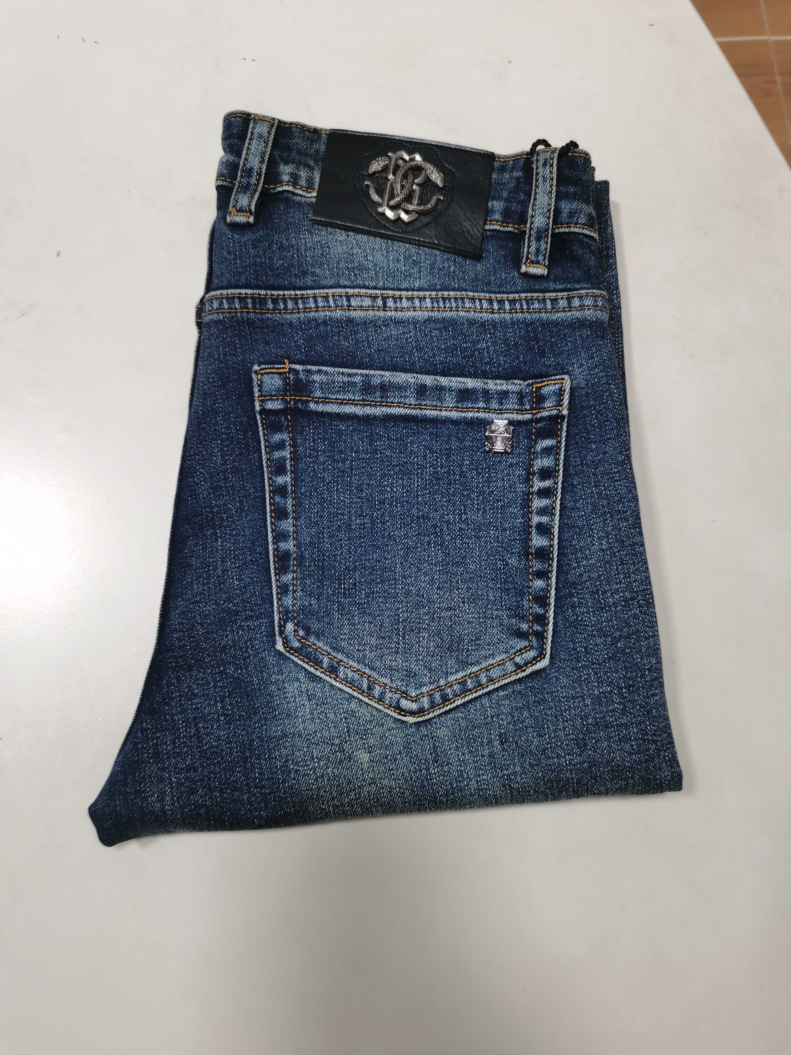 NO:539160,New 25 autumn and winter jeans are available for new!  BC exclusively offers new jeans, high-end version!  Customized fabrics for counters are breathable and comfortable, with impeccable details, and the brand element design concept reflects high quality. The feel is delicate and soft!  It is casually cut, with a great upper body style!  29-40 yards, jeans,alexander wang1986090925秋冬新款牛仔裤上新！ BC 独家专供新款 牛仔裤,高端版本！专柜定制面料 透气舒适度高,细节无可挑剔,品牌元素设计理念,体现高品质.手感细腻柔软！呈现休闲裁剪,上身版型超赞！ 码数29-40,,jeans,alexander wang,Men's clothing