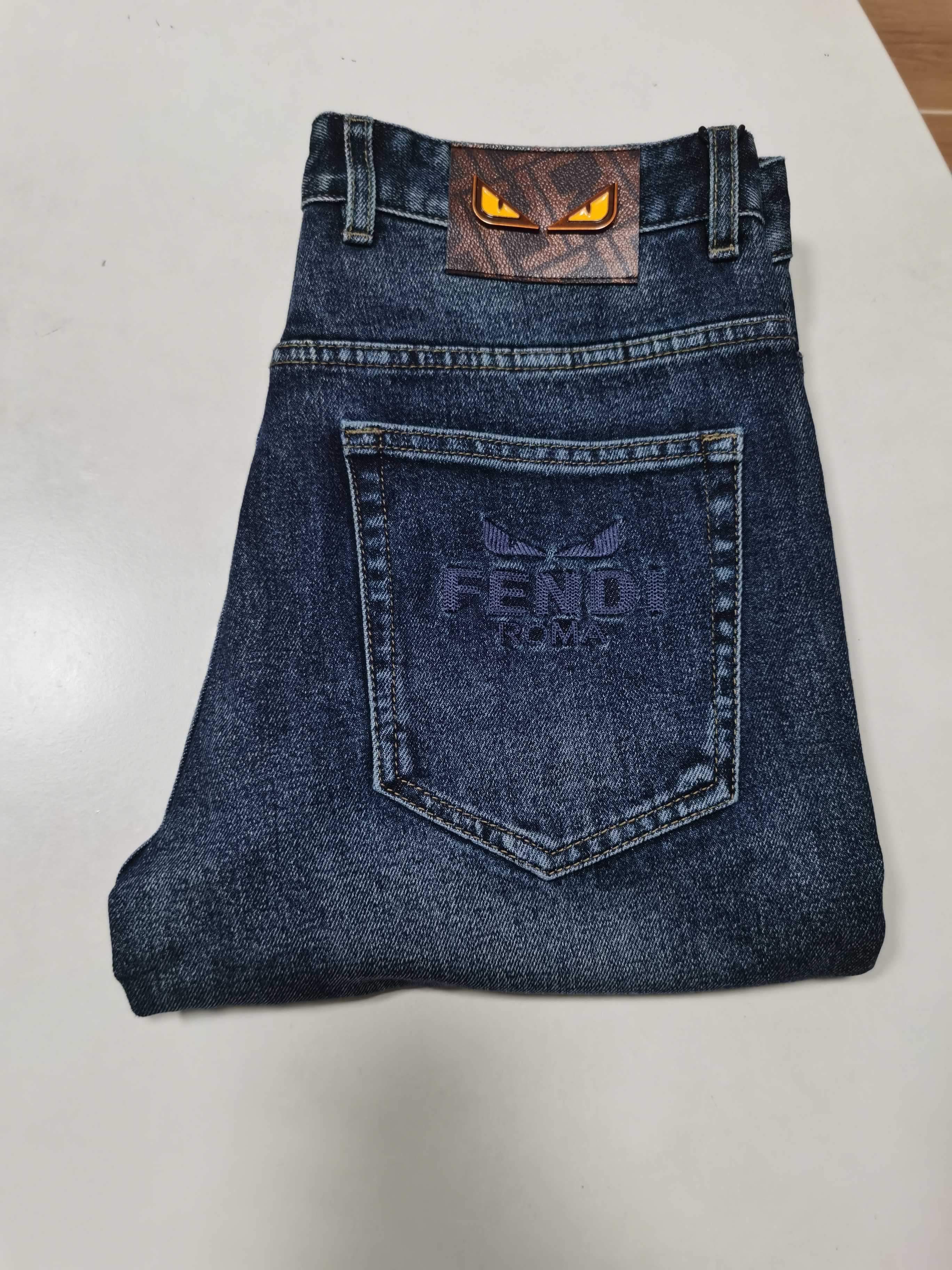 NO:547868,New 25 autumn and winter jeans are available!  FENDI exclusively available for new jeans, high-end version!  Customized fabrics for counters are breathable and comfortable, with impeccable details, and the brand element design concept reflects high quality. The feel is delicate and soft!  It is casually cut, with a great upper body style!  29-40, fendi, fendi, jeans, alexander wang1986090925秋冬新款牛仔裤上新！ FENDI 芬迪 独家专供新款 牛仔裤,高端版本！专柜定制面料 透气舒适度高,细节无可挑剔,品牌元素设计理念,体现高品质.手感细腻柔软！呈现休闲裁剪,上身版型超赞！ 码数29-40,,fendi,fendi,jeans,alexander wang,Men's clothing