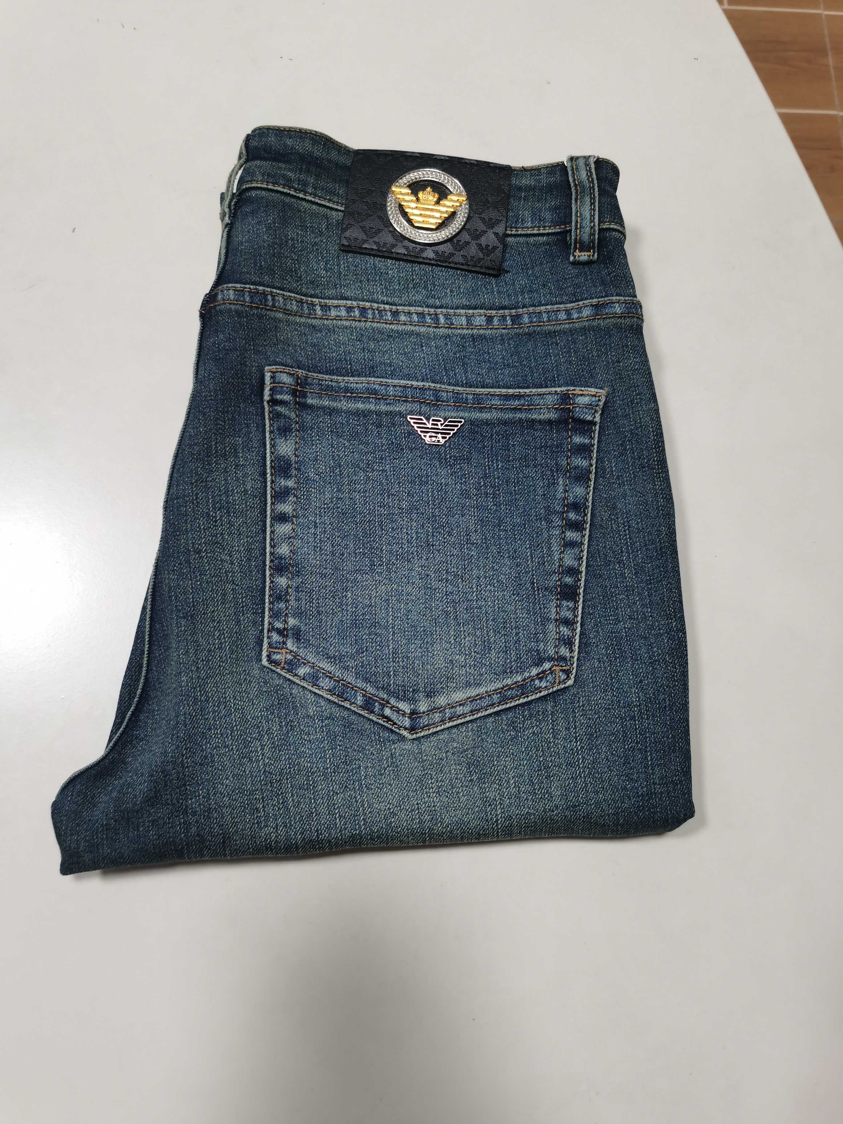 NO:547860,New 25 autumn and winter jeans are available for new!  EA Armani exclusively for new jeans, high-end version!  Customized fabrics for counters are breathable and comfortable, with impeccable details, and the brand element design concept reflects high quality. They feel delicate and soft!  It is casually cut, with a great upper body style!  Number of codes 29-40, Armani, jeans, alexander wang1986090925秋冬新款牛仔裤上新！ EA 阿玛尼 独家专供新款 牛仔裤,高端版本！专柜定制面料 透气舒适度高,细节无可挑剔,品牌元素设计理念,体现高品质.手感细腻柔软！呈现休闲裁剪,上身版型超赞！ 码数29-40,,armani,jeans,alexander wang,Men's clothing