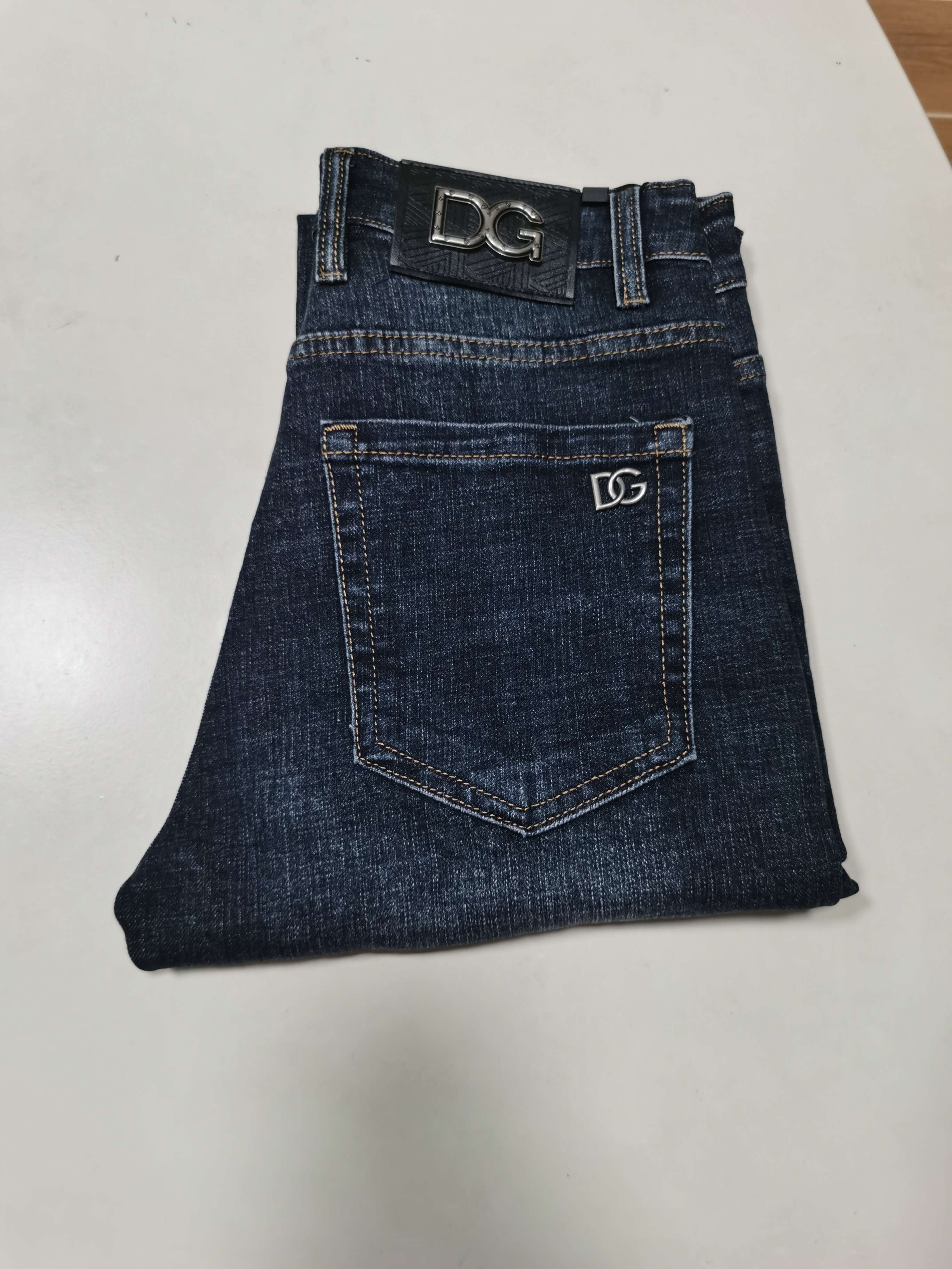 NO:541157,New 25 autumn and winter jeans are available for new!  DG exclusively offers new jeans, high-end version!  Customized fabrics for counters are breathable and comfortable, with impeccable details, and the brand element design concept reflects high quality. The feel is delicate and soft!  It is casually cut, with a great upper body style!  29-40 yards, jeans,alexander wang1986090925秋冬新款牛仔裤上新！ DG独家专供新款 牛仔裤,高端版本！专柜定制面料 透气舒适度高,细节无可挑剔,品牌元素设计理念,体现高品质.手感细腻柔软！呈现休闲裁剪,上身版型超赞！ 码数29-40,,jeans,alexander wang,Men's clothing