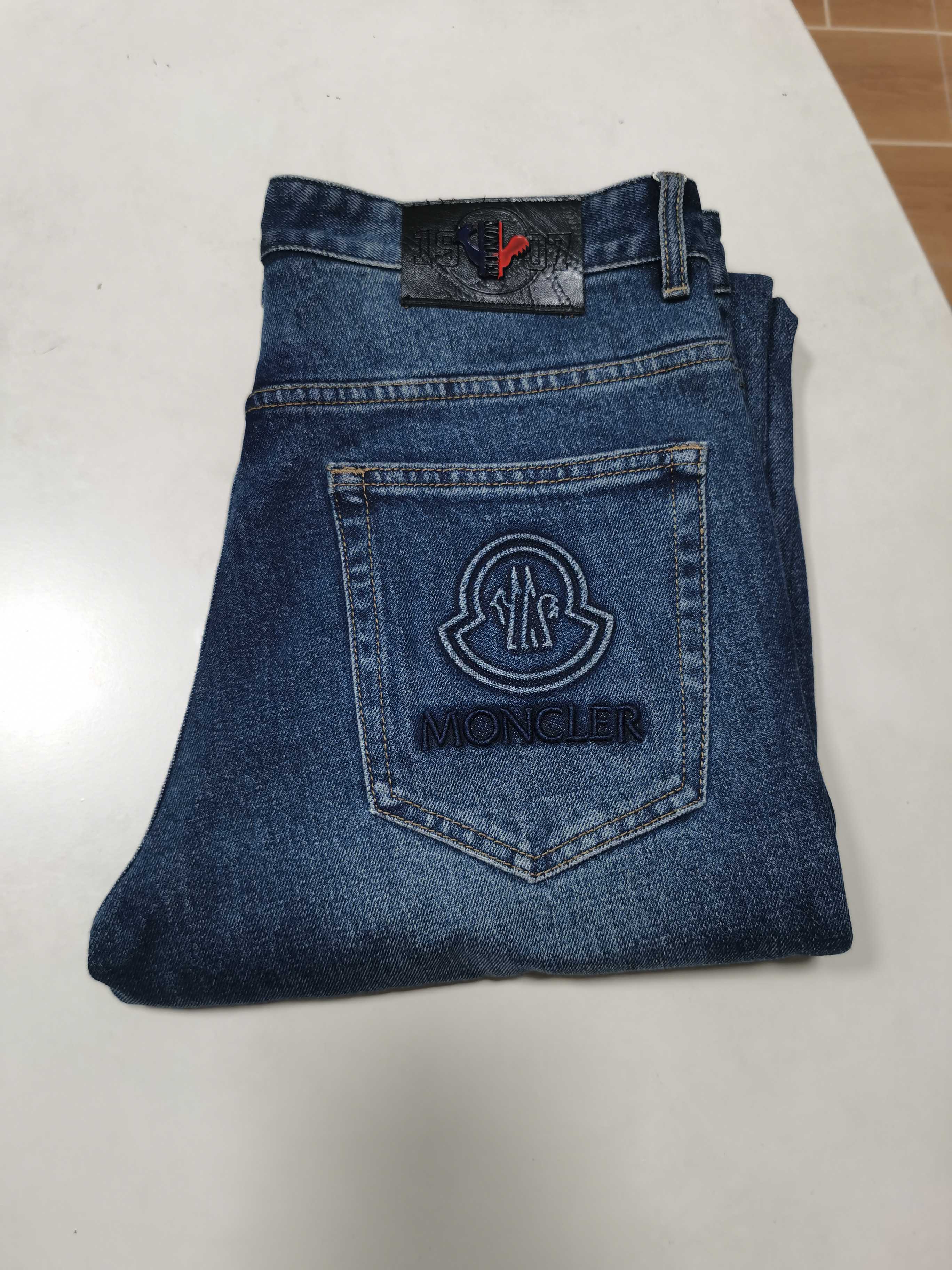 NO:645454,25 new autumn and winter jeans are available!  MONCLER exclusive new jeans, high-end version!  Custom-made fabrics at the counter are highly breathable and comfortable, with impeccable details and brand element design concepts, reflecting high quality. It feels delicate and soft!  It presents a casual cut and the upper body shape is awesome!  Size 29-40,,Moncler,jeans,alexander wang1986090925秋冬新款牛仔裤上新！ MONCLER 蒙口 独家专供新款 牛仔裤,高端版本！专柜定制面料 透气舒适度高,细节无可挑剔,品牌元素设计理念,体现高品质.手感细腻柔软！呈现休闲裁剪,上身版型超赞！ 码数29-40,,Moncler,jeans,alexander wang,Men's clothing