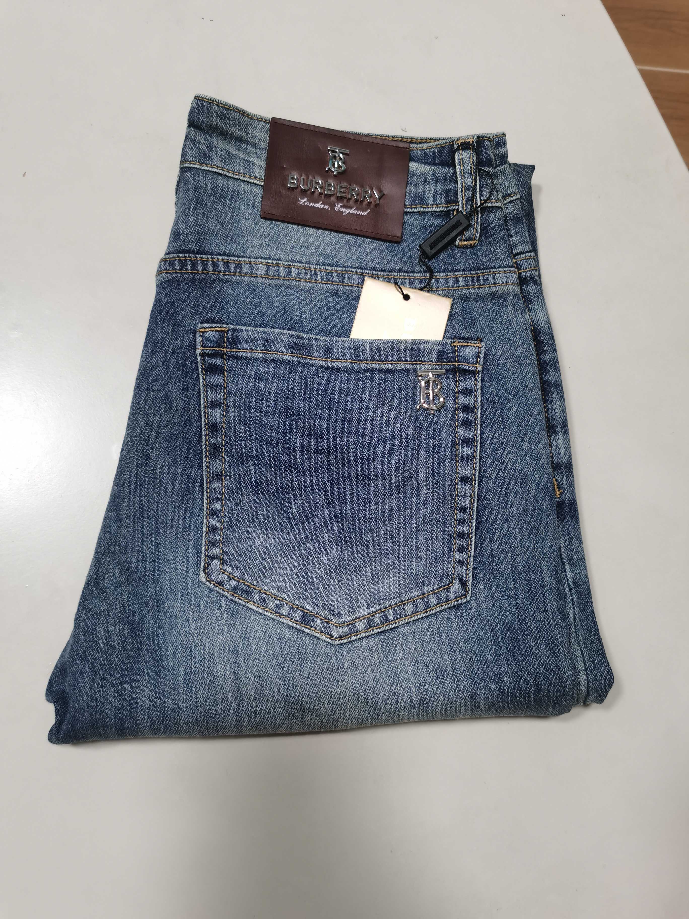 NO:571757,2025 new jeans are now available!  BURBERRY exclusive new jeans, high-end version!  Custom-made fabrics at the counter are highly breathable and comfortable, with impeccable details and brand element design concepts, reflecting high quality. It feels delicate and soft!  It presents a casual cut and the upper body shape is awesome!  Code number 29-38,,burberry,burberry,jeans,alexander wang198609092025新款牛仔裤上新啦！ BURBERRY 巴宝莉 独家专供新款 牛仔裤,高端版本！专柜定制面料 透气舒适度高,细节无可挑剔,品牌元素设计理念,体现高品质.手感细腻柔软！呈现休闲裁剪,上身版型超赞！ 码数29-38,,burberry,burberry,jeans,alexander wang,Men's clothing