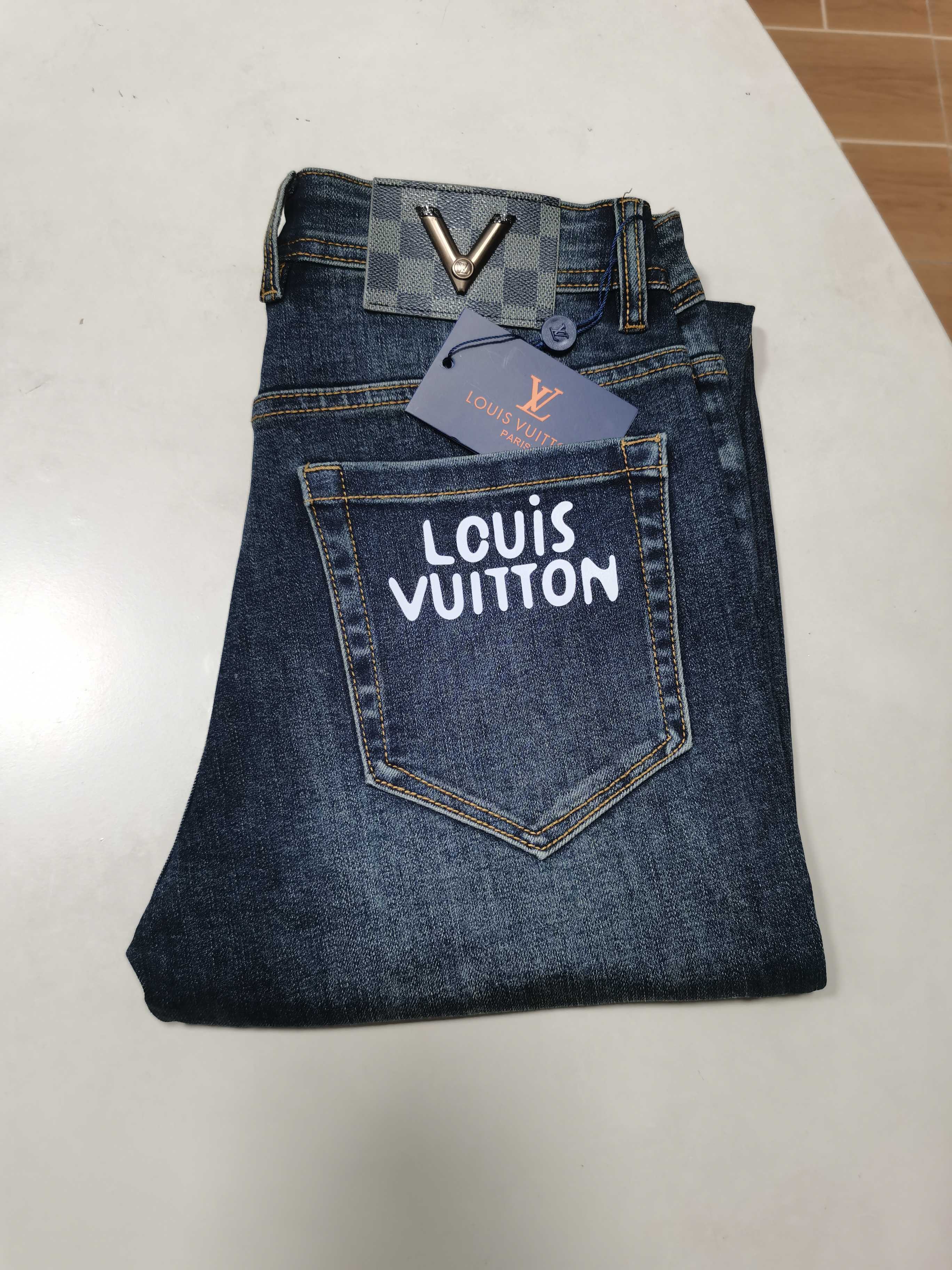 NO:538229,New jeans in 2025 are available!  LOUIS VUITTION Louis Vuittion exclusively for new jeans, high-end version!  Customized fabrics for counters are breathable and comfortable, with impeccable details, and the brand element design concept reflects high quality. The feel is delicate and soft!  It is casually cut, with a great upper body style!  29-38, louis vuitton,louis vuitton,jeans,alexander wang198609092025新款牛仔裤上新啦！ LOUIS VUITTION路易威登 独家专供新款 牛仔裤,高端版本！专柜定制面料 透气舒适度高,细节无可挑剔,品牌元素设计理念,体现高品质.手感细腻柔软！呈现休闲裁剪,上身版型超赞！ 码数29-38,,louis vuitton,louis vuitton,jeans,alexander wang,Men's clothing