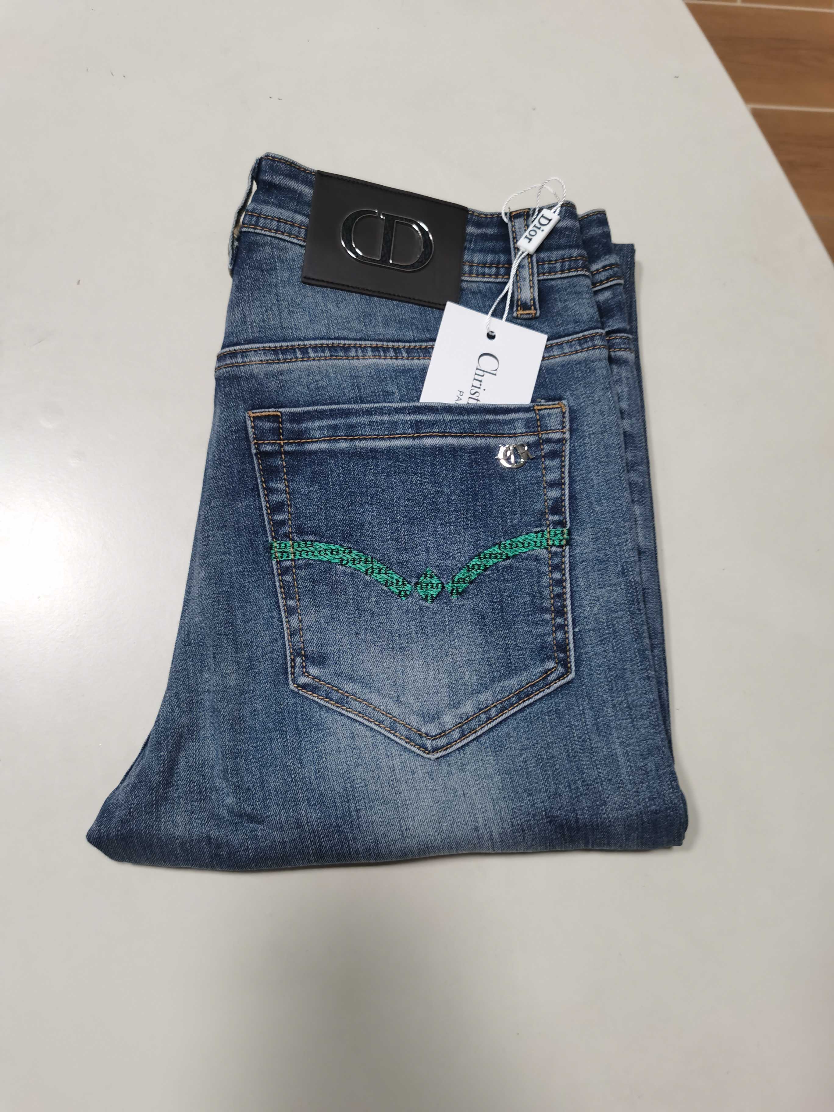 NO:538230,New jeans in 2025 are available!  DIOR exclusively available for new jeans, high-end version!  Customized fabrics for counters are breathable and comfortable, with impeccable details, and the brand element design concept reflects high quality. The feel is delicate and soft!  It is casually cut, with a great upper body style!  29-38, Dior, Dior, Jeans, Alexander wang198609092025新款牛仔裤上新啦！ DIOR 迪奥 独家专供新款 牛仔裤,高端版本！专柜定制面料 透气舒适度高,细节无可挑剔,品牌元素设计理念,体现高品质.手感细腻柔软！呈现休闲裁剪,上身版型超赞！ 码数29-38,,dior,dior,jeans,alexander wang,Men's clothing