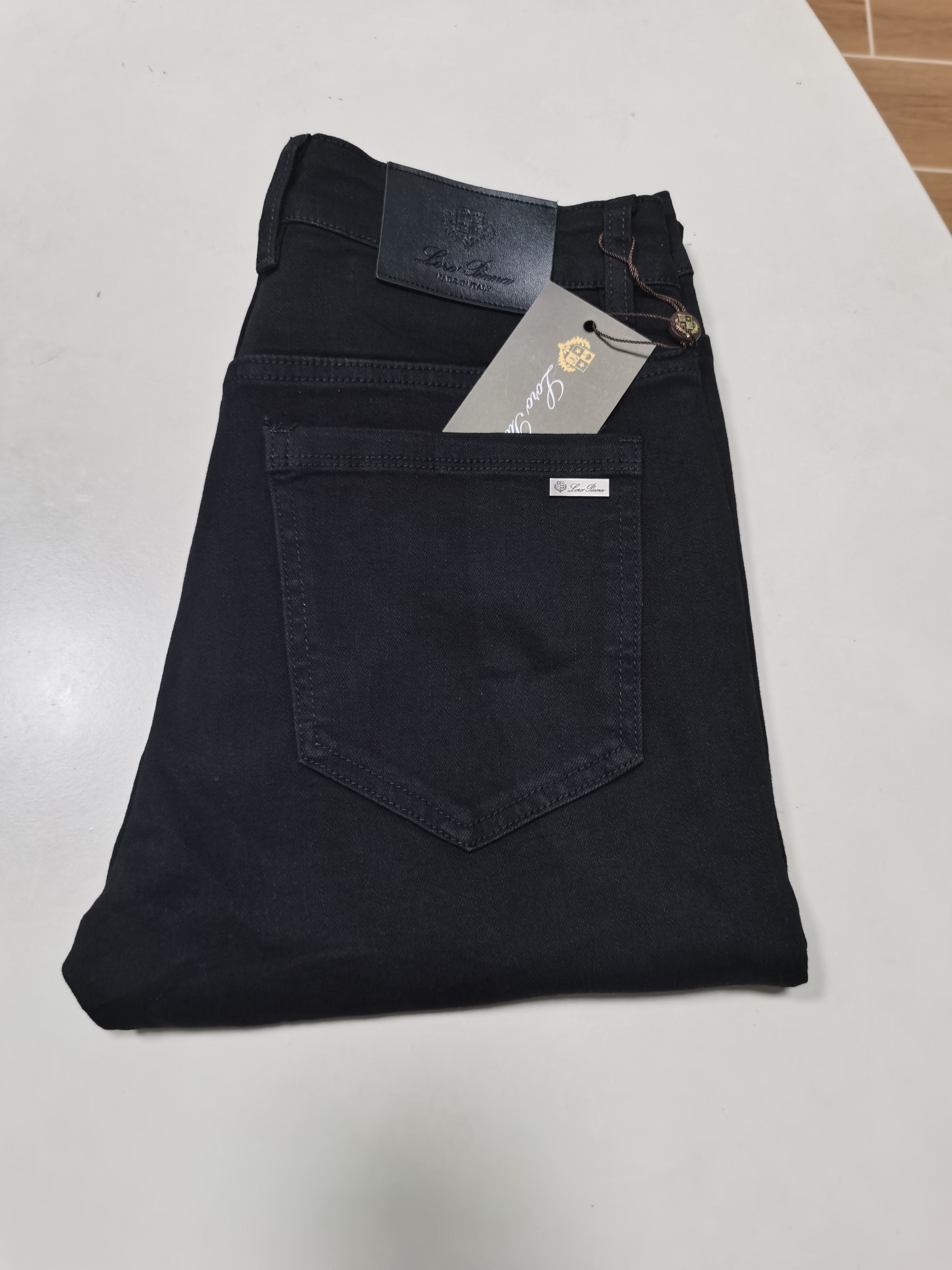 NO:745053,2025 new jeans are now available!  LP old money style exclusive new jeans, high-end version!  Custom-made fabrics at the counter are highly breathable and comfortable, with impeccable details and brand element design concepts, reflecting high quality. It feels delicate and soft!  It presents a casual cut and the upper body shape is awesome!  Code number 29-38,,loro piana,jeans,198609092025新款牛仔裤上新啦！ LP 老钱风 独家专供新款 牛仔裤,高端版本！专柜定制面料 透气舒适度高,细节无可挑剔,品牌元素设计理念,体现高品质.手感细腻柔软！呈现休闲裁剪,上身版型超赞！ 码数29-38,,loro piana,jeans,,Men's clothing