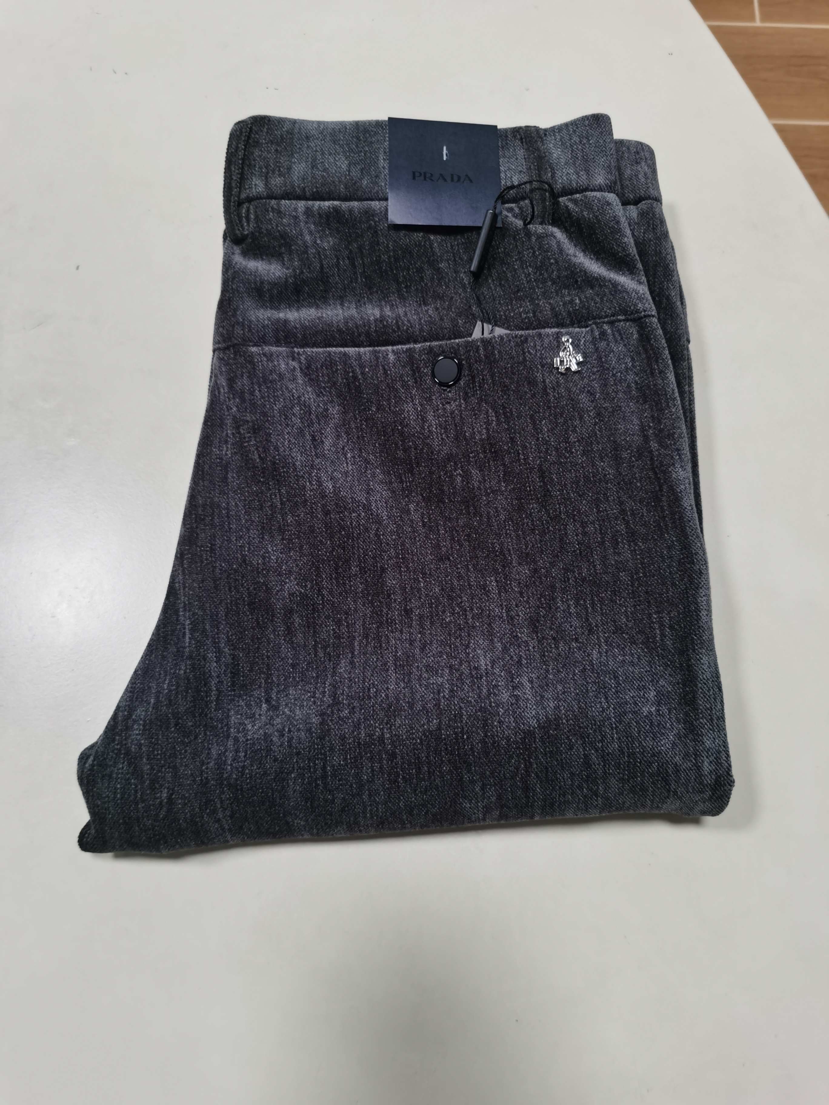 NO:571755,Corduroy casual pants PRADA 2025 autumn and winter latest series of men's straight casual pants!  Made of customer-supplied elastic soft cotton material, soft and delicate, and feels great!  The brand style is clear at a glance!  Minimalist design, no extra exaggerated elements to declare victory, fine details, original custom-made hardware accessories, just the right thickness, easy to control in all weathers, classic color upper body, very energetic, multiple styles of wear, casual business, daily life, fashion trends can be controlled!  The overall style and fashion sense are extremely outstanding, bringing extraordinary clothing taste!  Color Gray Size 29-38, prada, prada, alexander wang19860909灯芯绒休闲裤 普拉达PRADA 2025秋冬最新系列男士直筒休闲裤！ 采用客供弹力柔棉材质,柔软细腻,手感绝佳！品牌格调一览无余！极简主义设计,没有多余浮夸的元素来宣兵夺主,细节做工精细,五金配件原版定制,厚薄程度也是恰到好处,轻松驾驭各种天气,经典颜色上身很显精气神,多种风格穿搭,休闲商务、日常生活、时尚潮流均可驾驭！整体不论是档次还是时尚感都是极为出色的,带来非凡的衣着品味！ 颜色灰色 码数29-38,,prada,prada,alexander wang,Men's clothing