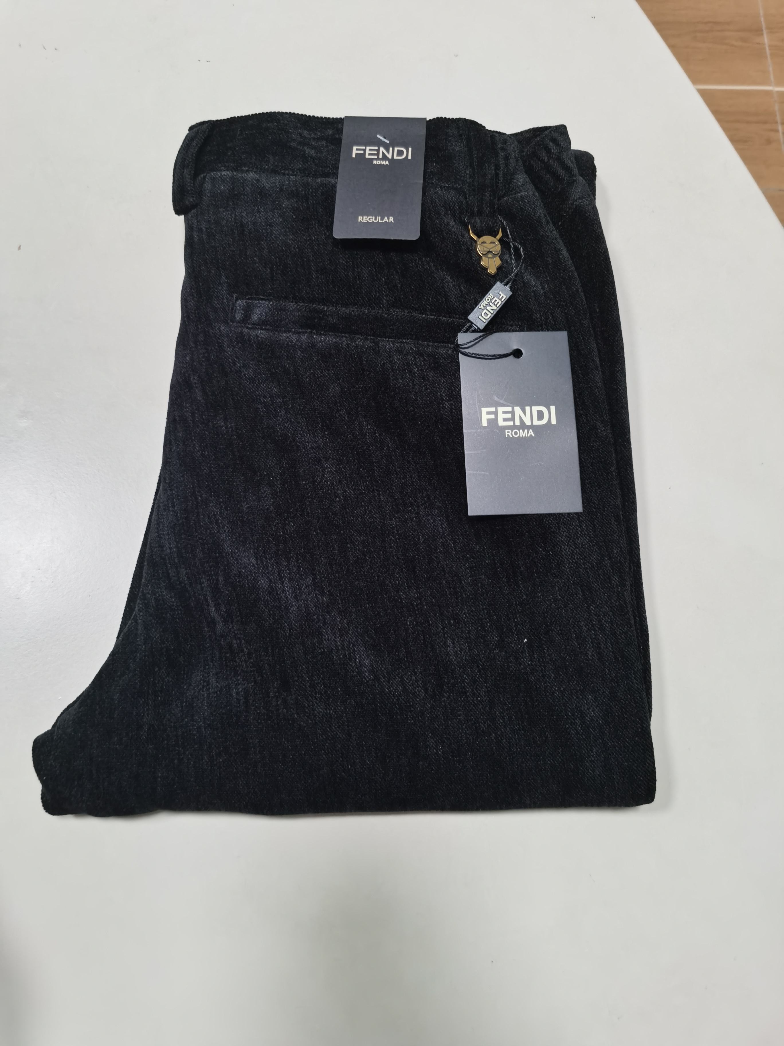 NO:571753,Corduroy casual pants Fendi FENDI 2025 autumn and winter latest series of men's straight casual pants!  Made of customer-supplied elastic soft cotton material, soft and delicate, and feels great!  The brand style is clear at a glance!  Minimalist design, no extra exaggerated elements to declare victory, fine details, original custom-made hardware accessories, just the right thickness, easy to control in all weathers, classic color upper body, very energetic, multiple styles of wear, casual business, daily life, fashion trends can be controlled!  The overall style and fashion sense are extremely outstanding, bringing extraordinary clothing taste!  Color Black Size 29-38,,fendi,fendi,alexander wang19860909灯芯绒休闲裤 芬迪FENDI 2025秋冬最新系列男士直筒休闲裤！ 采用客供弹力柔棉材质,柔软细腻,手感绝佳！品牌格调一览无余！极简主义设计,没有多余浮夸的元素来宣兵夺主,细节做工精细,五金配件原版定制,厚薄程度也是恰到好处,轻松驾驭各种天气,经典颜色上身很显精气神,多种风格穿搭,休闲商务、日常生活、时尚潮流均可驾驭！整体不论是档次还是时尚感都是极为出色的,带来非凡的衣着品味！ 颜色黑色 码数29-38,,fendi,fendi,alexander wang,Men's clothing